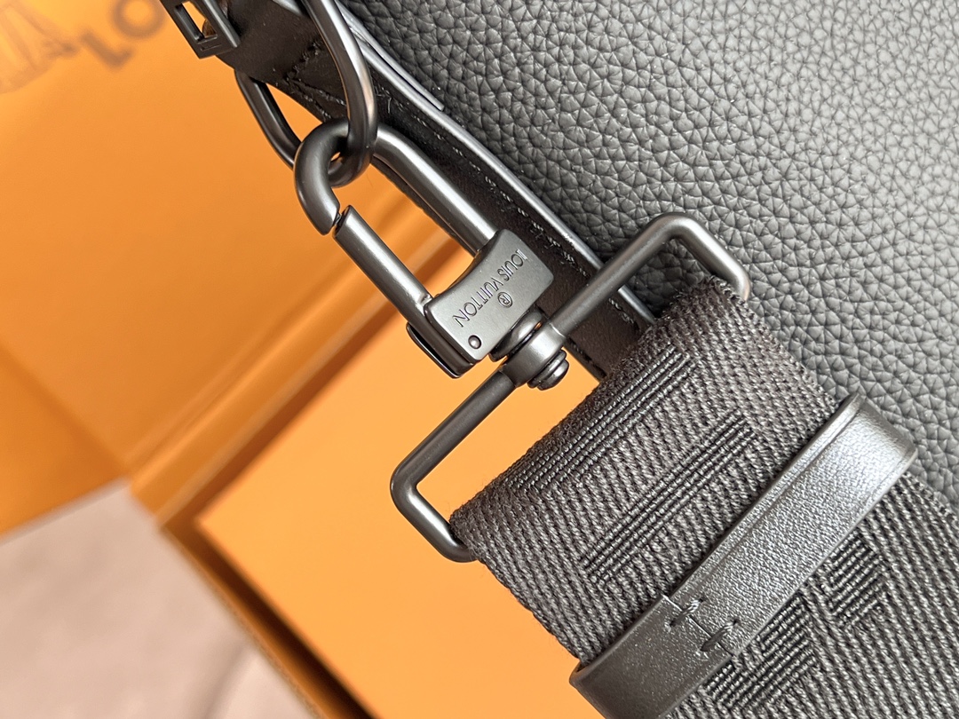Louis Vuitton Taiga Briefcase M59159 - Image 7