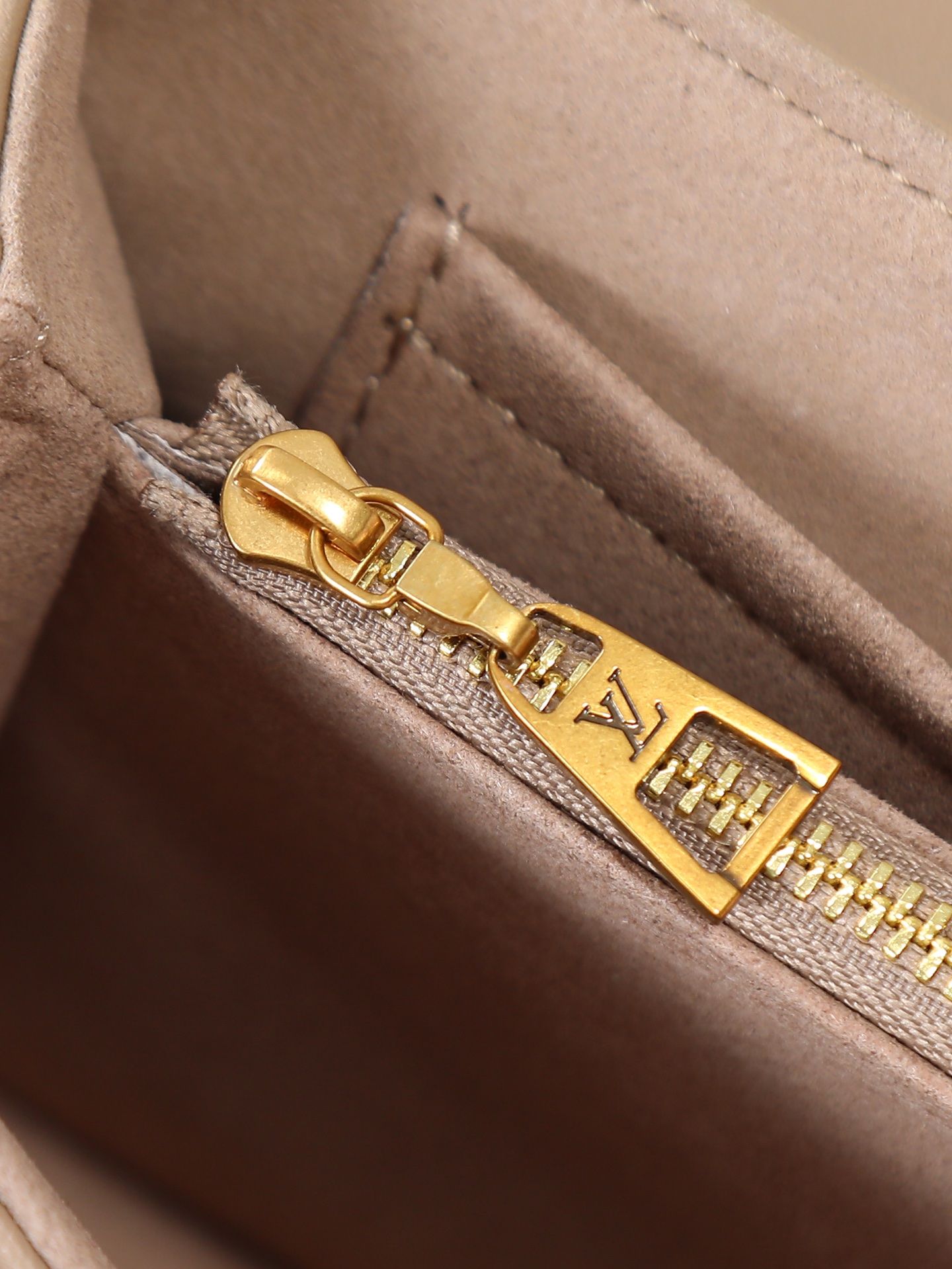 Louis Vuitton New Wave Chain Handbag M58550 - Image 7