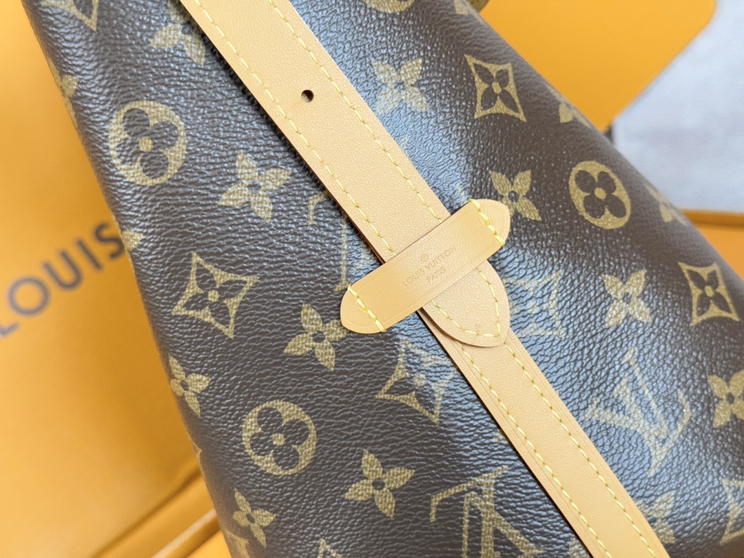 Louis Vuitton CarryAll MM Monogram Canvas Shoulder Bag - Image 7