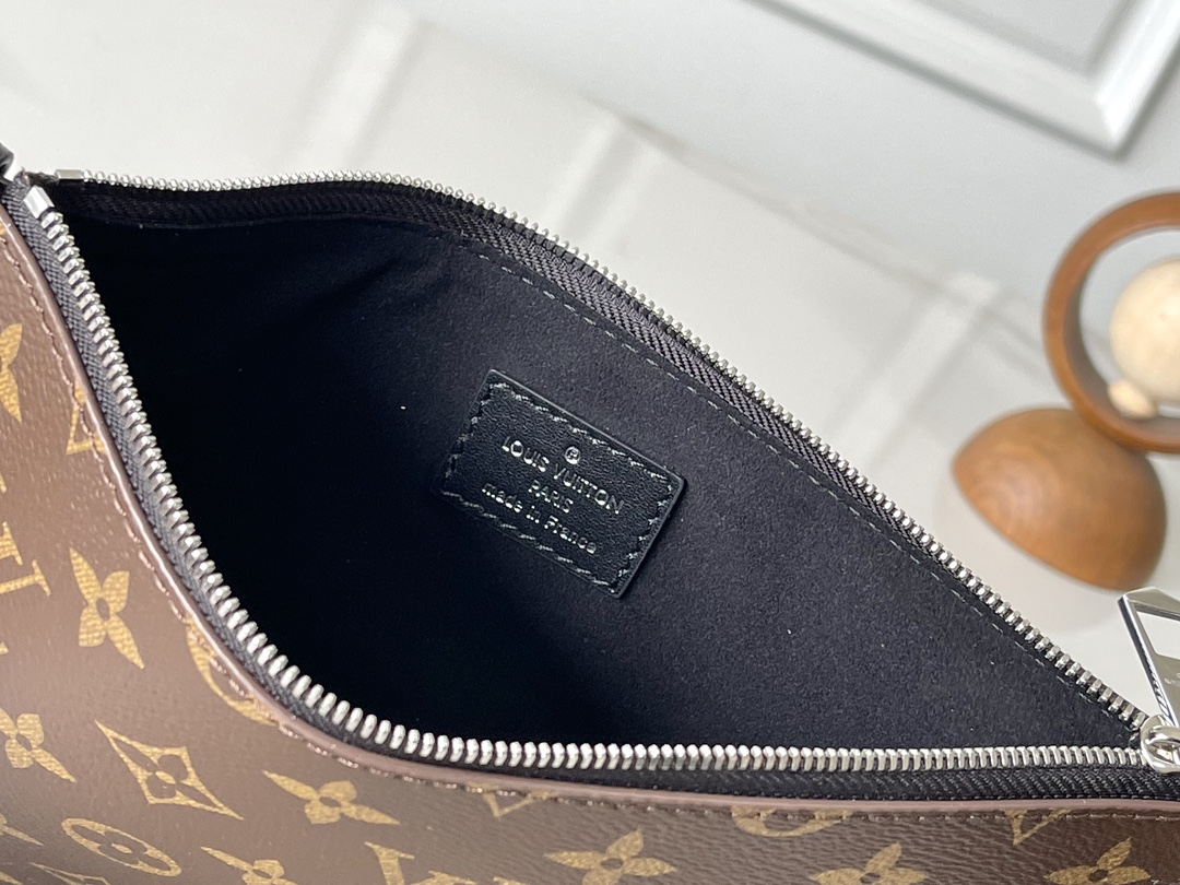 Louis Vuitton CarryAll Dark Medium Handbag - Image 7