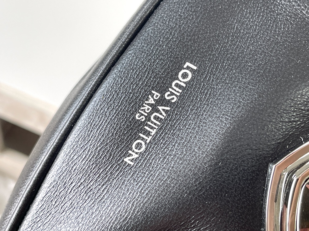 Louis Vuitton Sunset Vibe M12192 Black Lambskin Shoulder Bag - Image 7