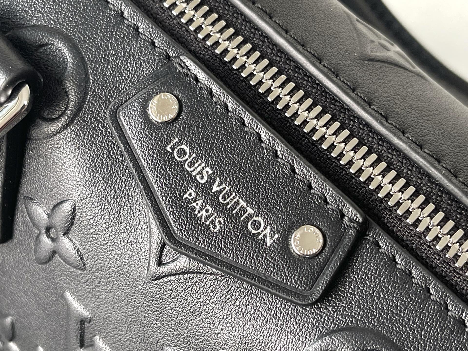 Louis Vuitton OnTheGo Small Handbag in Monogram Leather - Image 7