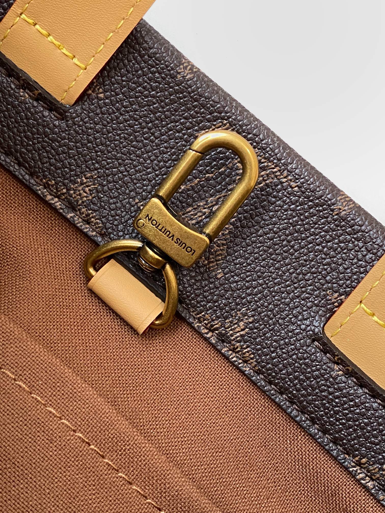 Louis Vuitton M13929 Medium Handbag - Image 7