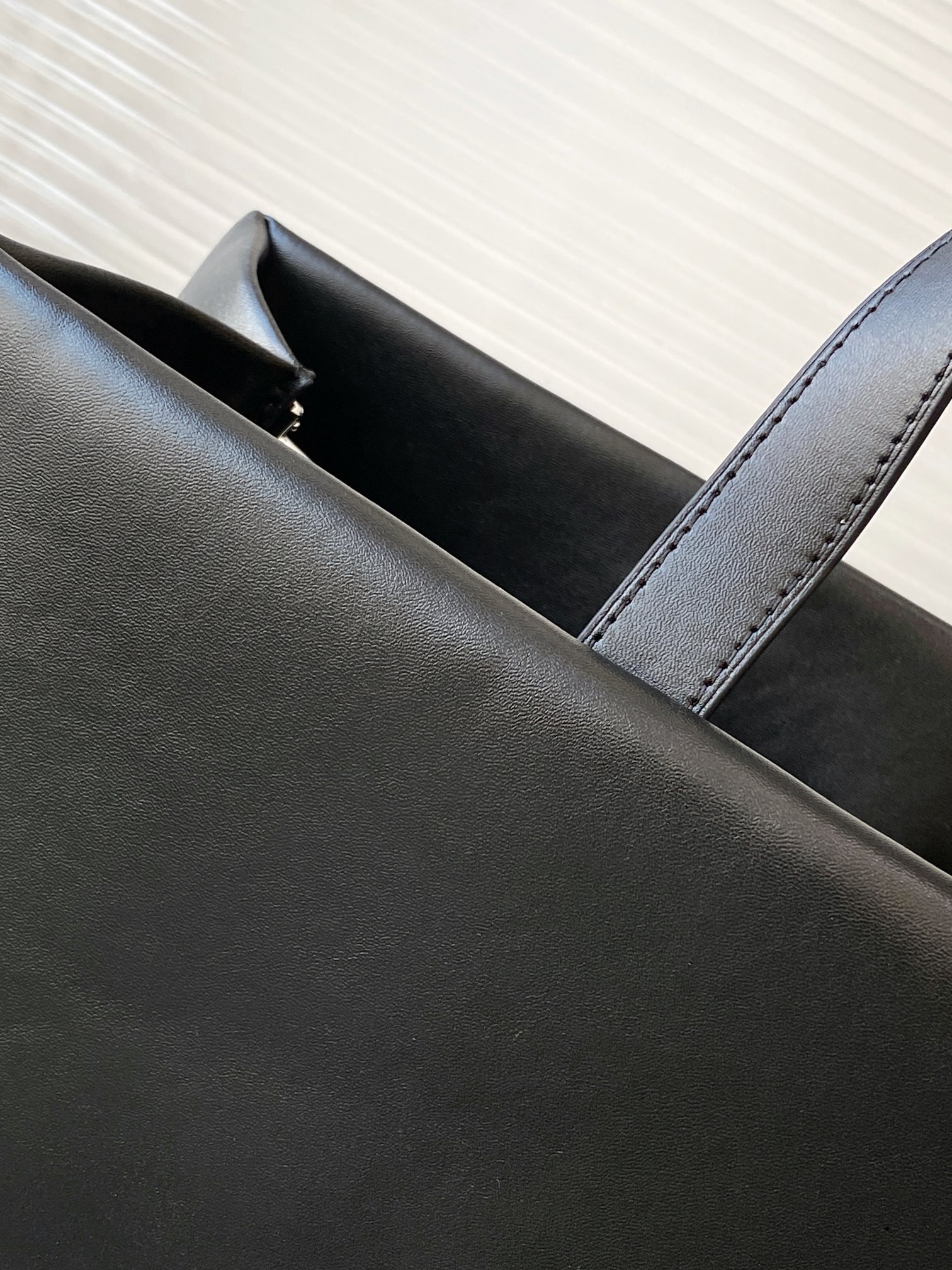 Louis Vuitton M24457 Medium Leather Handbag - Image 7