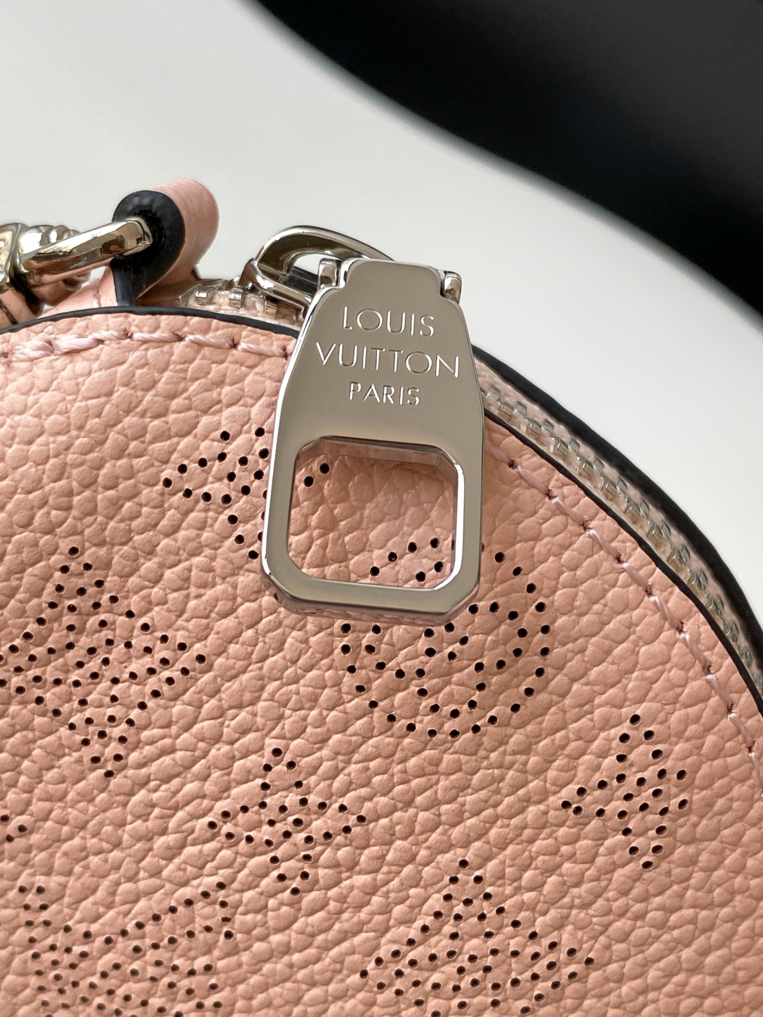 Louis Vuitton Bella Handbag - Image 7