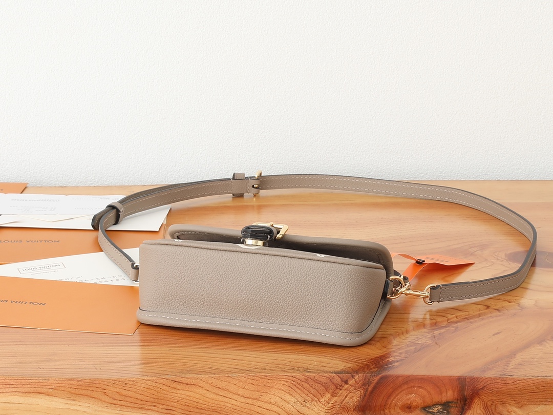 Nano Diane Leather Handbag - Image 7