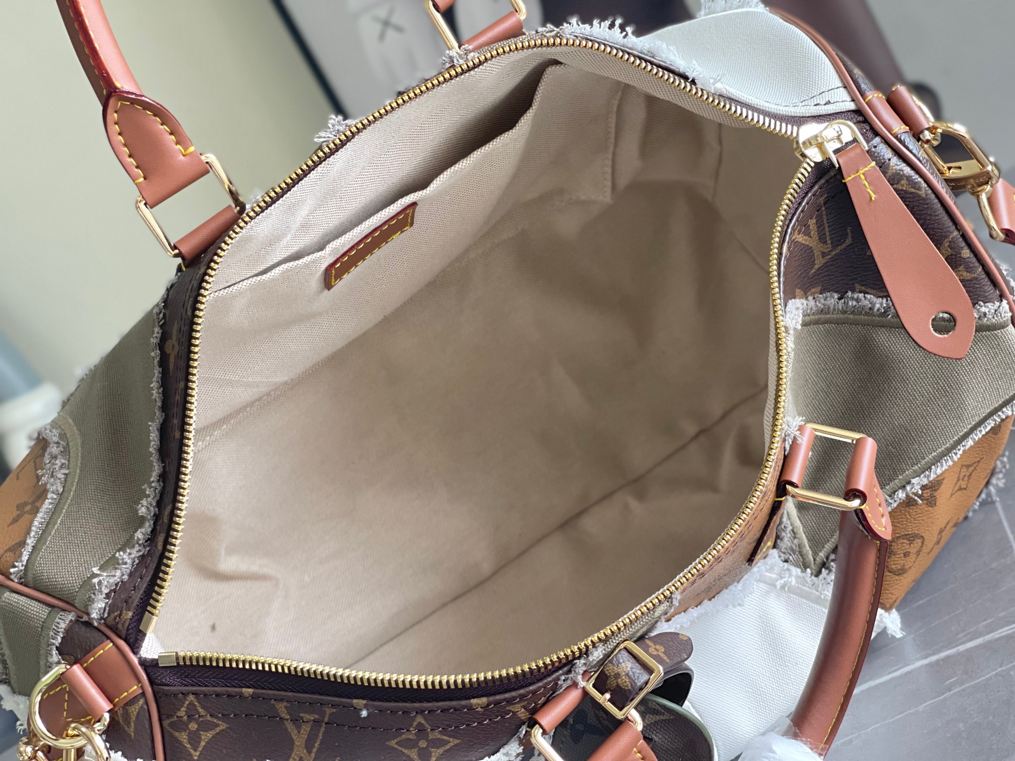 Louis Vuitton Keepall Bandoulière 40 Travel Bag - Image 7