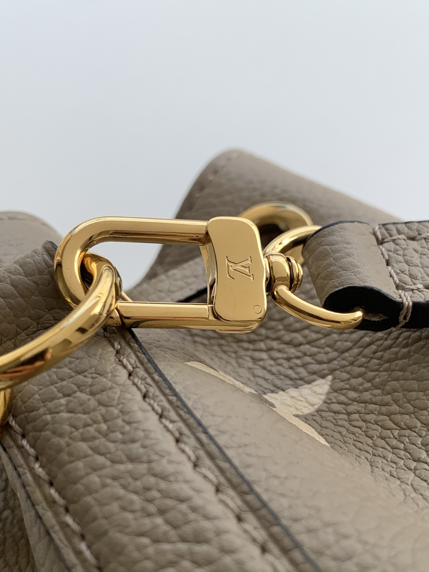 Louis Vuitton Nano Noé Bucket Handbag in Elephant Gray Monogram Leather - Image 7