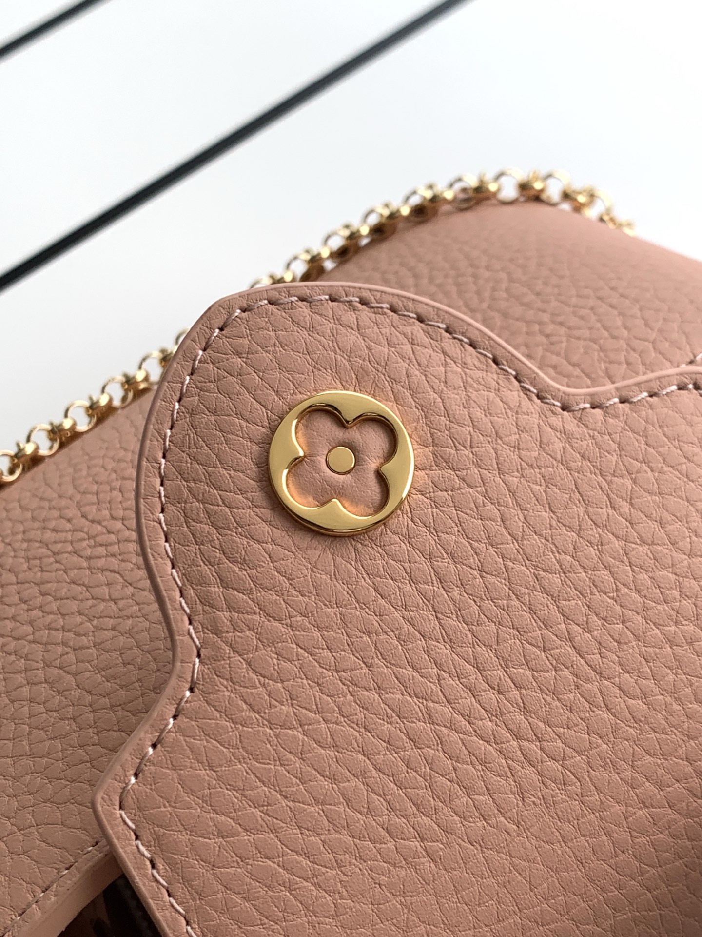 Louis Vuitton Capucines M28245 Mini Handbag in Nude Pink Taurillon Leather - Image 7