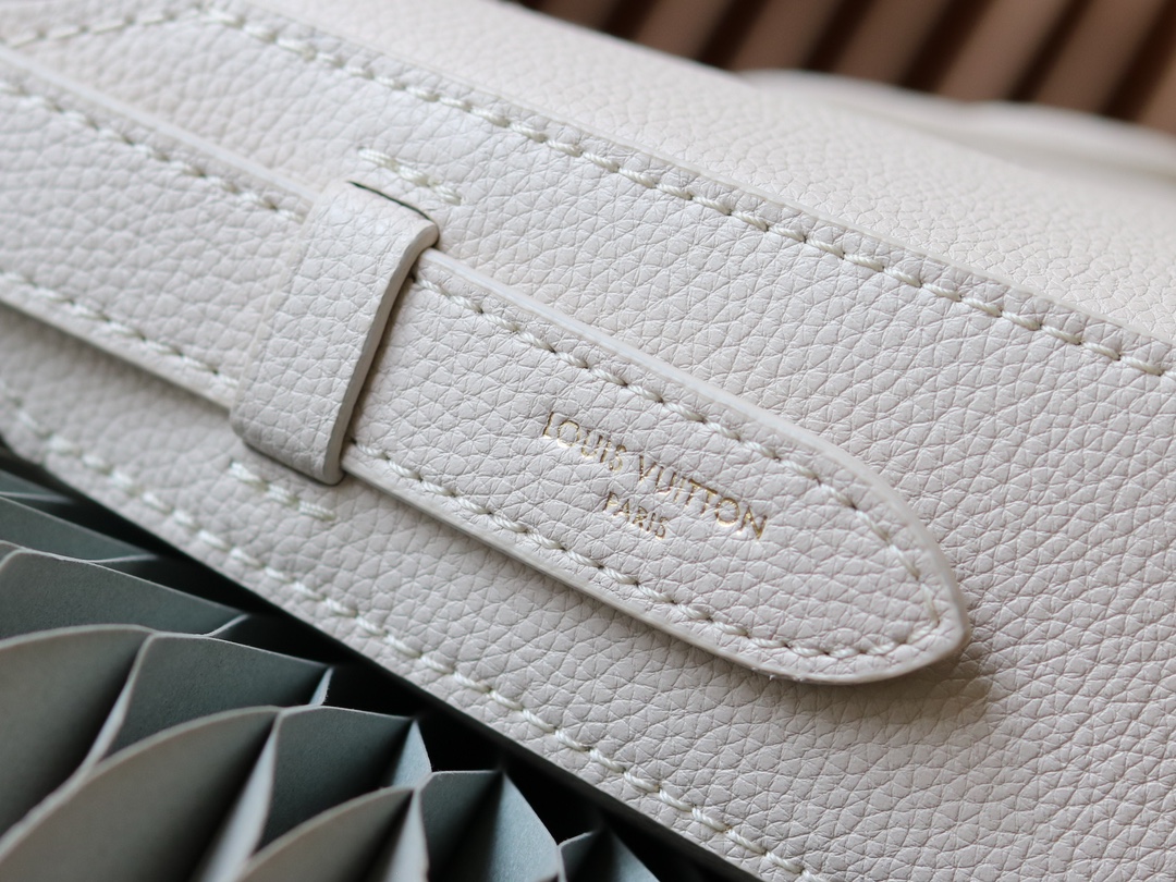 Louis Vuitton M24611 Underarm Shoulder Bag - Image 7