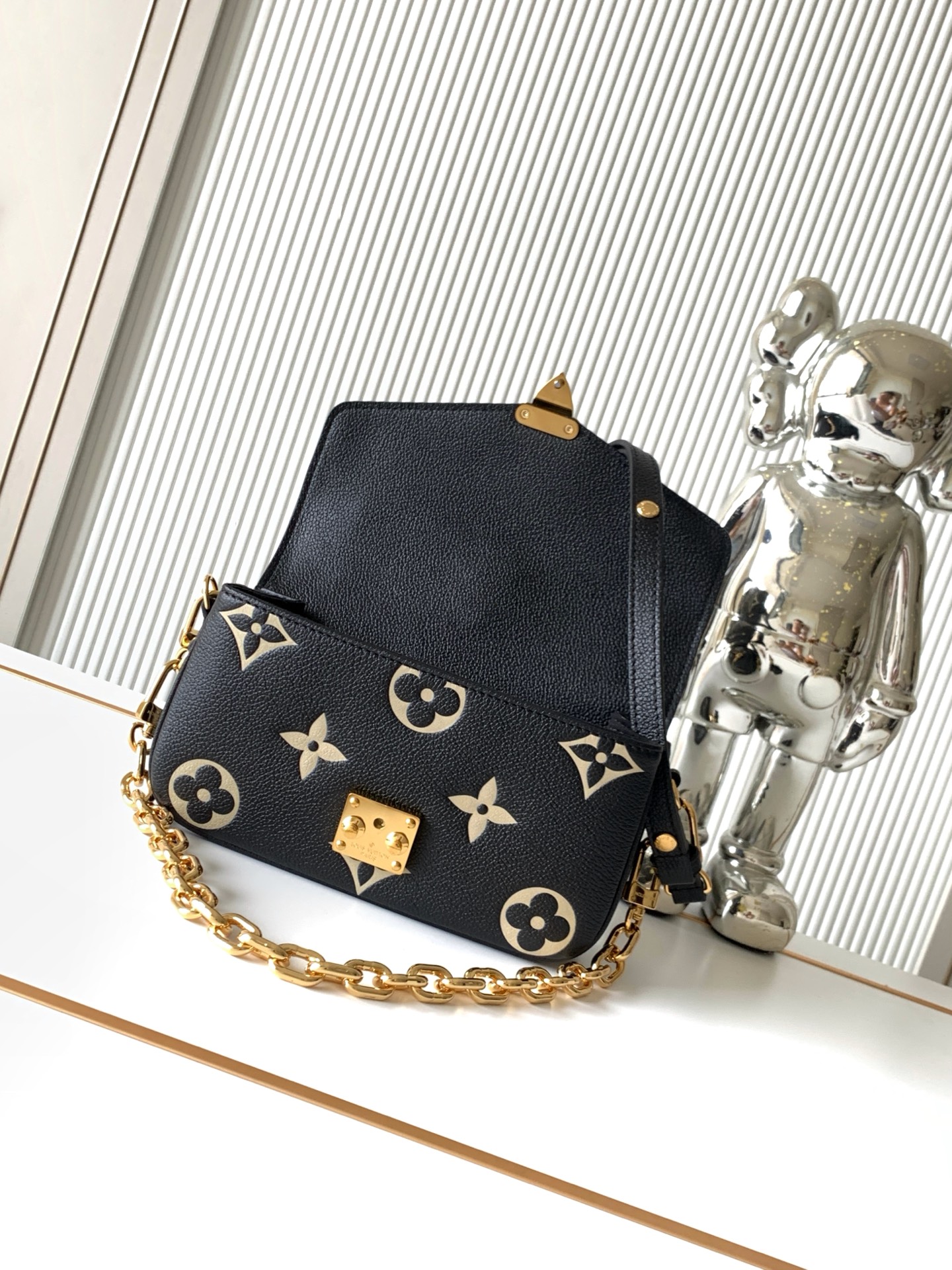 Louis Vuitton Pochette Métis East West Shoulder Bag - Image 7