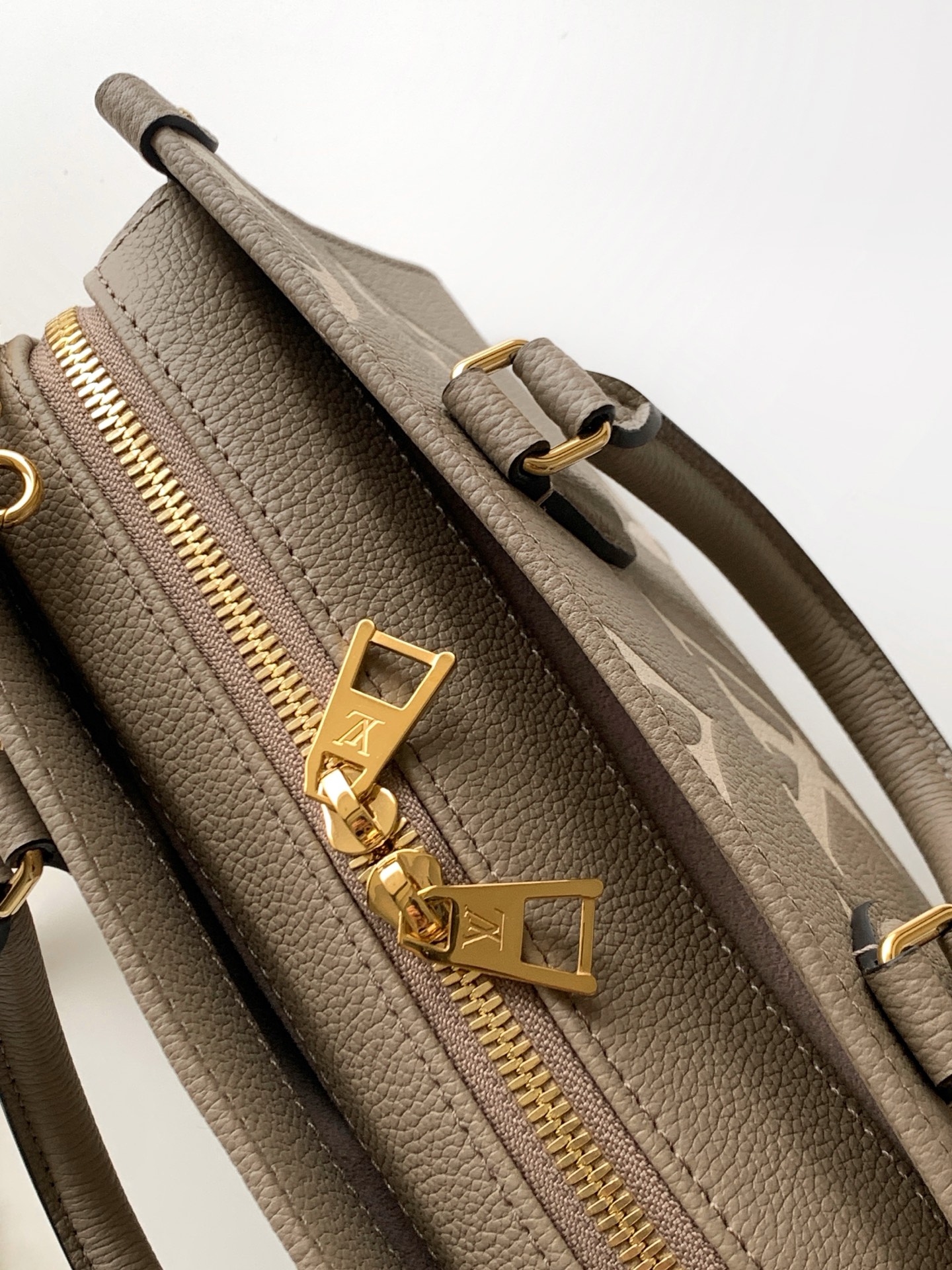Louis Vuitton OnTheGo Small Handbag in Giant Monogram Leather, Model M23641 - Image 7