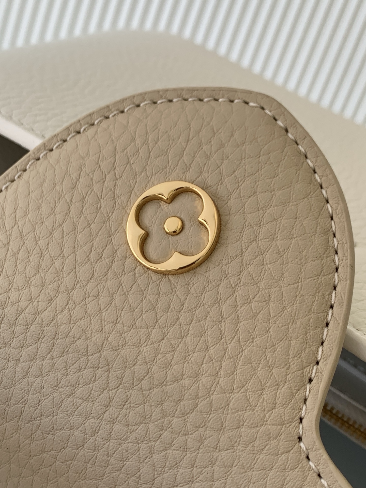 Louis Vuitton Capucines BB Handbag in Taurillon Leather - Image 7