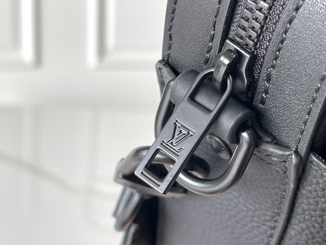 Louis Vuitton Fastline Leather Messenger Bag M22482 - Image 7