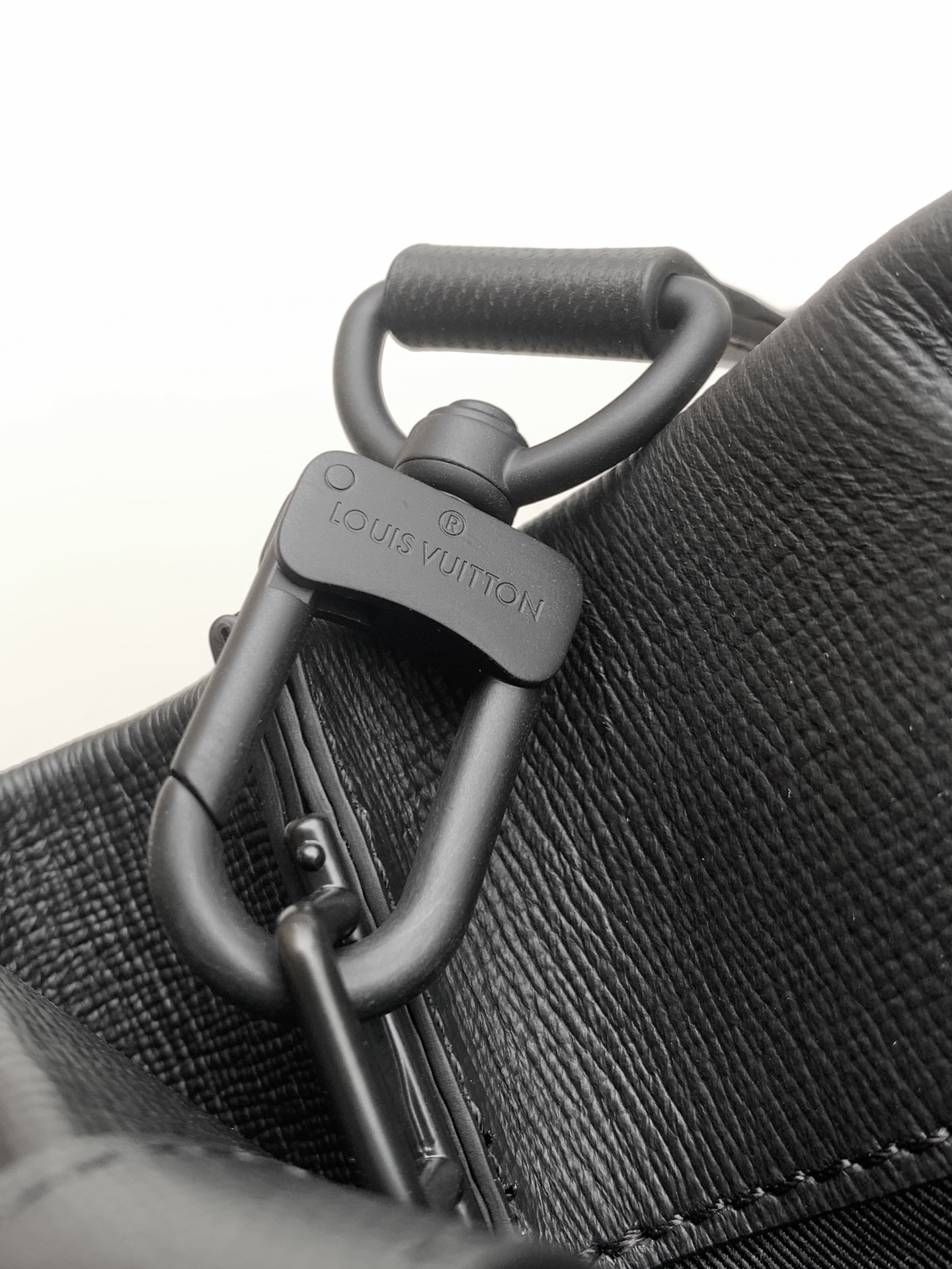 Louis Vuitton Medium Leather Handbag with Detachable Shoulder Strap - Image 7