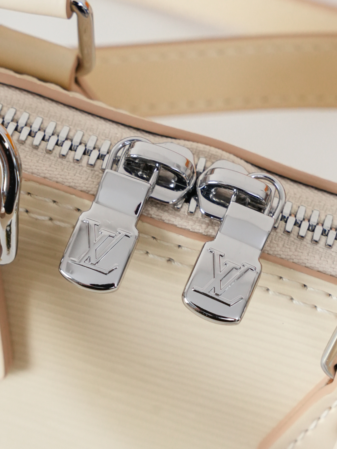 Louis Vuitton Nano Alma Handbag in White Epi Leather - Image 7