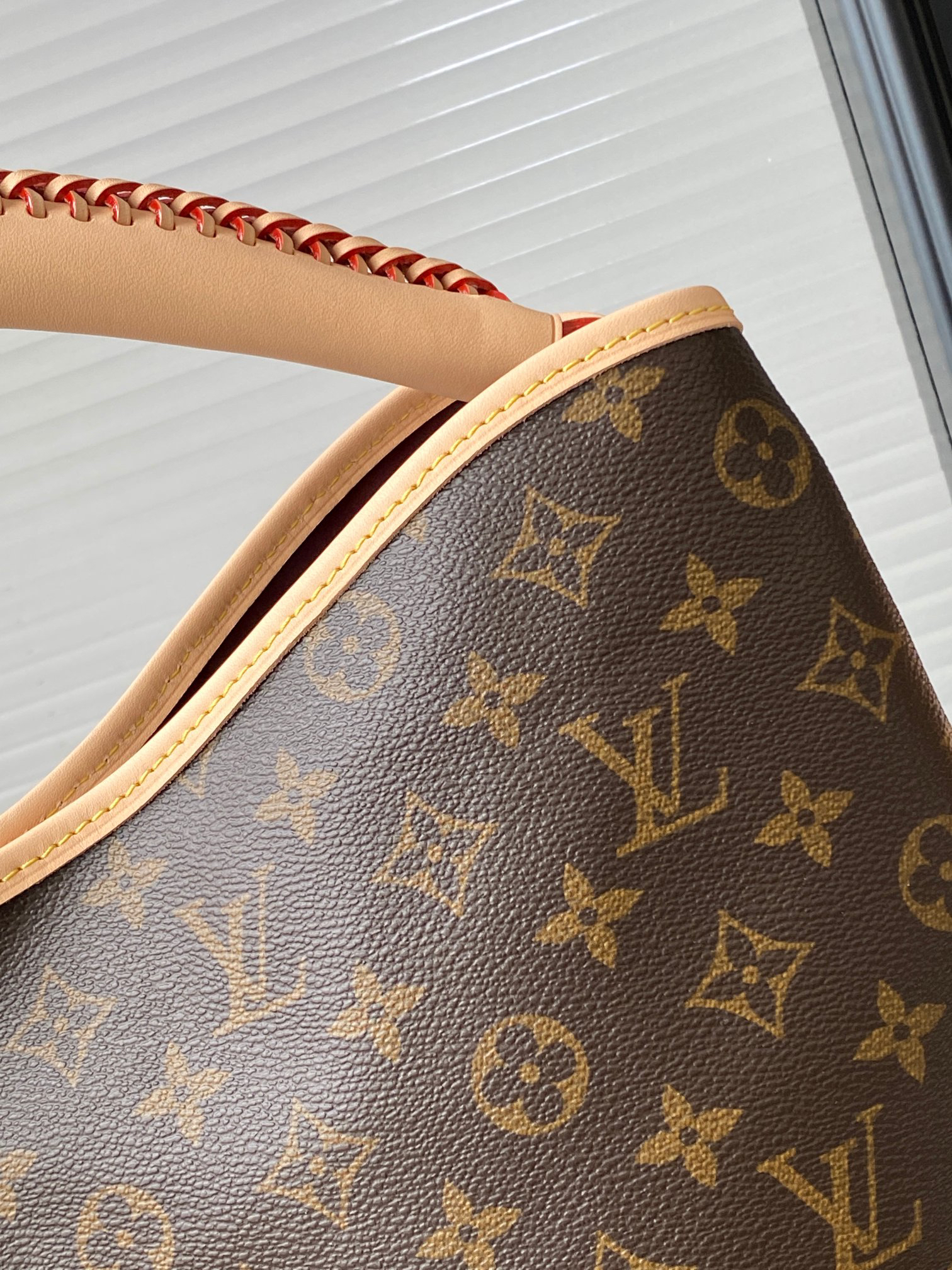 Louis Vuitton Artsy Handbag M25877 - Image 7