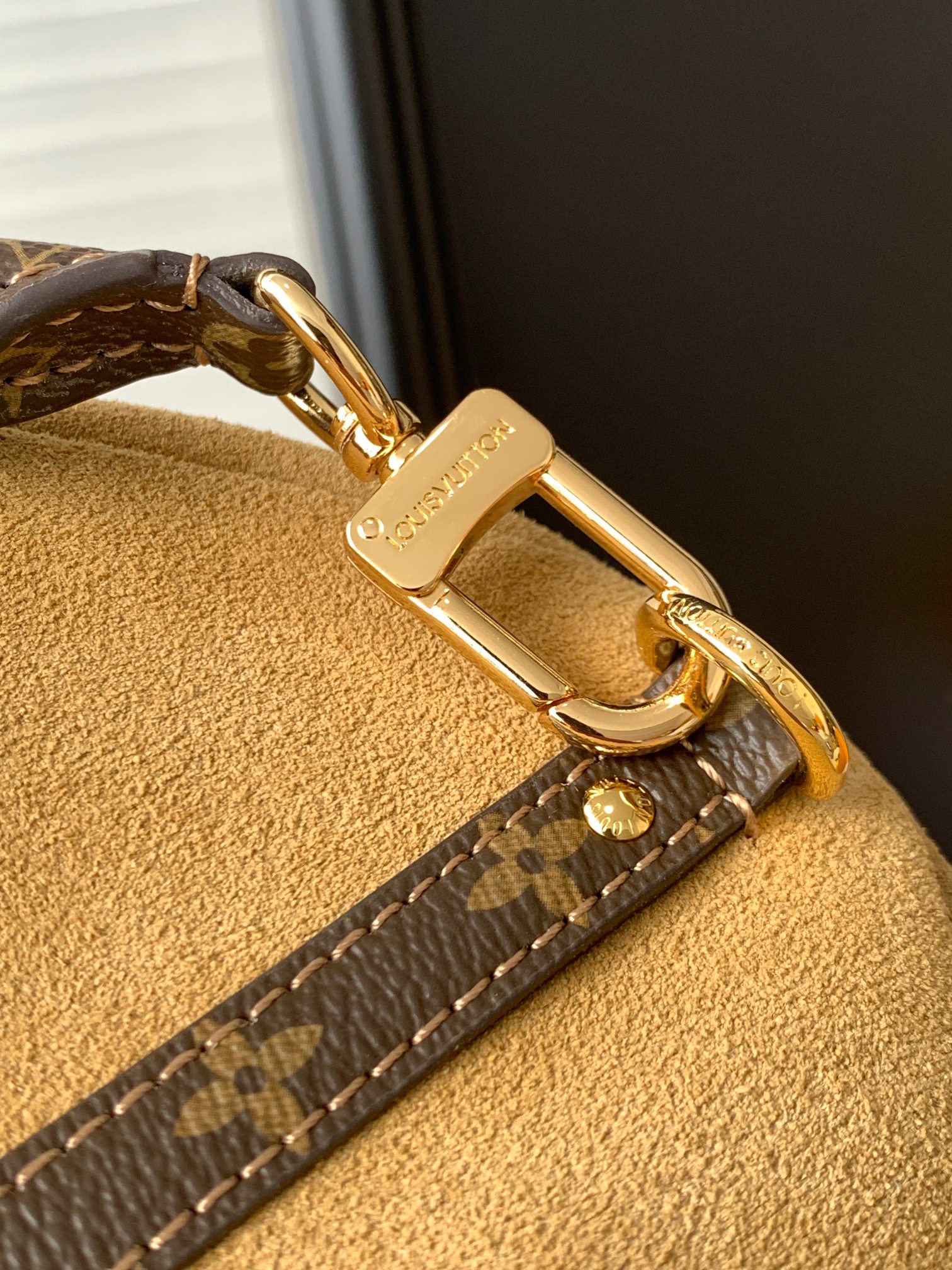 Louis Vuitton Express Medium Handbag - Image 7