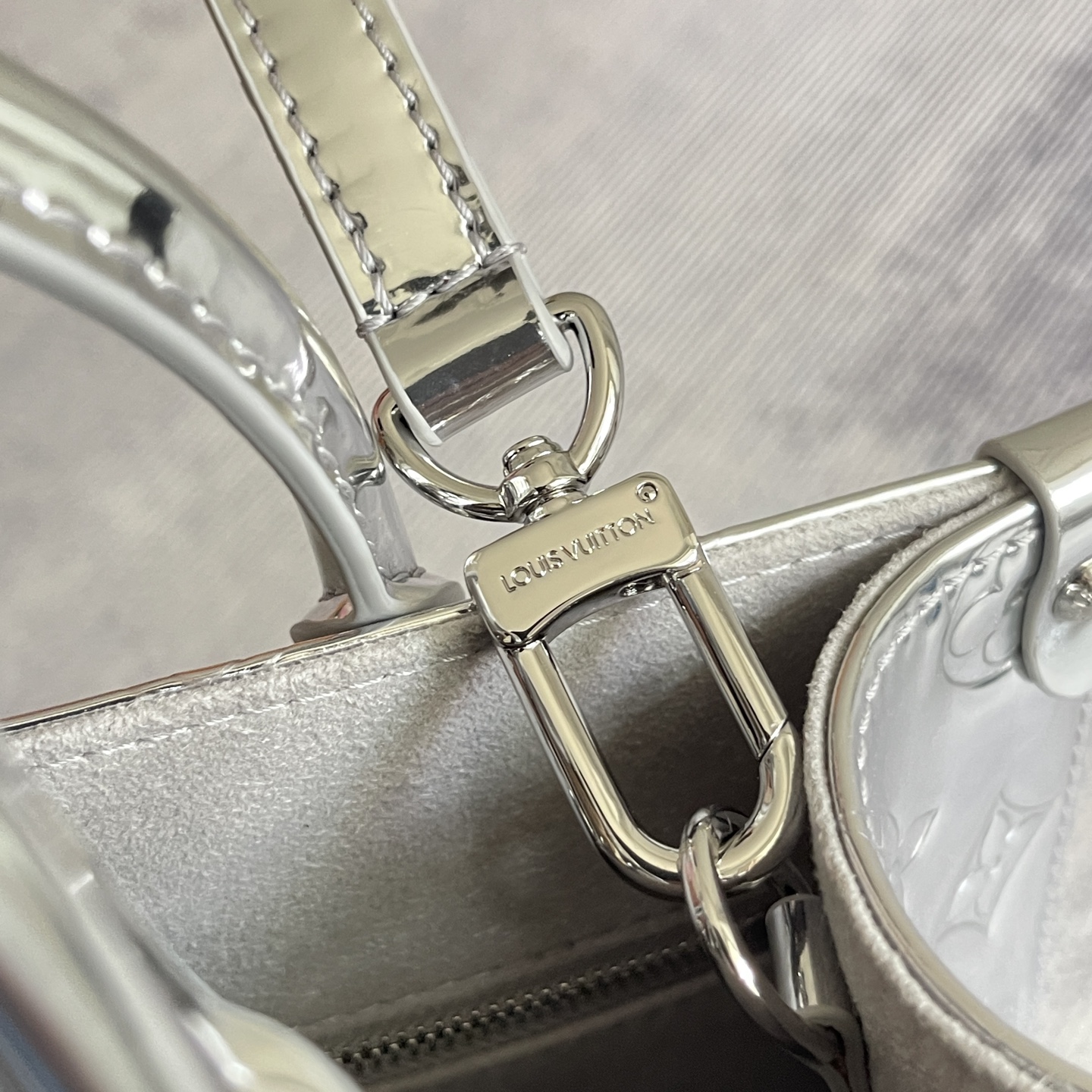 Louis Vuitton OnTheGo PM Monogram Miroir LV Ski Silver Tote Bag - Image 7