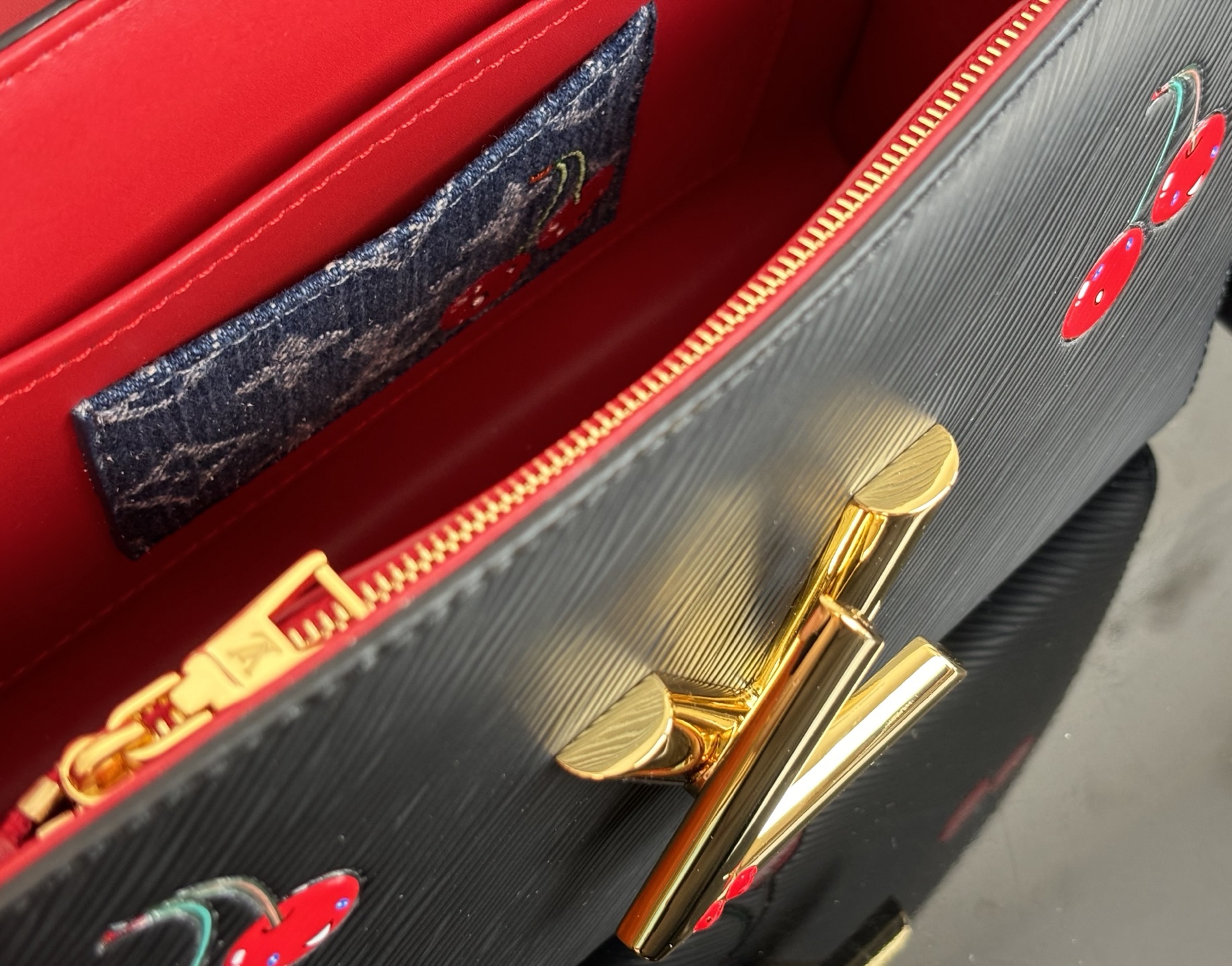 Louis Vuitton Twist Medium Handbag in Black Epi Leather - Image 7