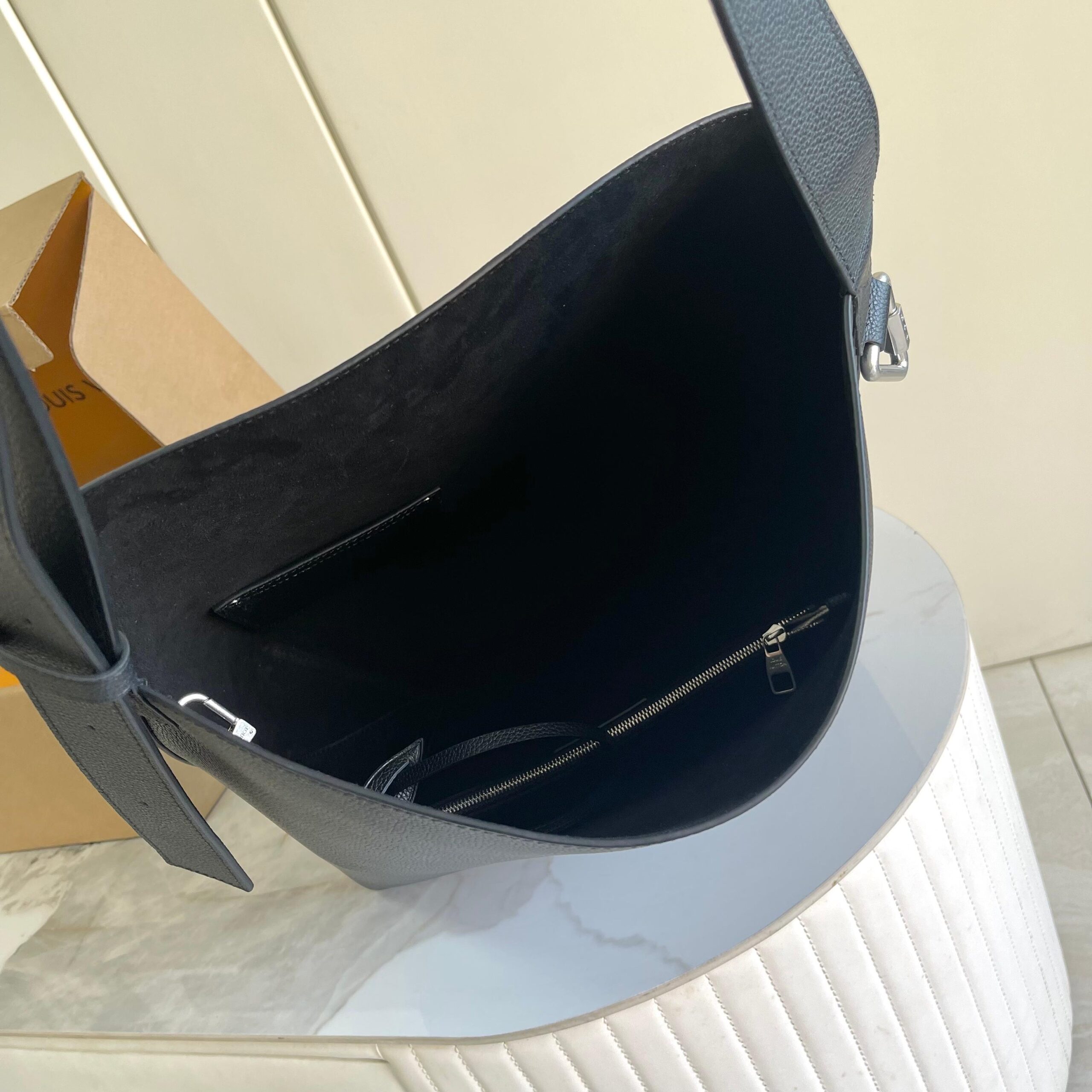 Louis Vuitton Verso Hobo Handbag - Image 7