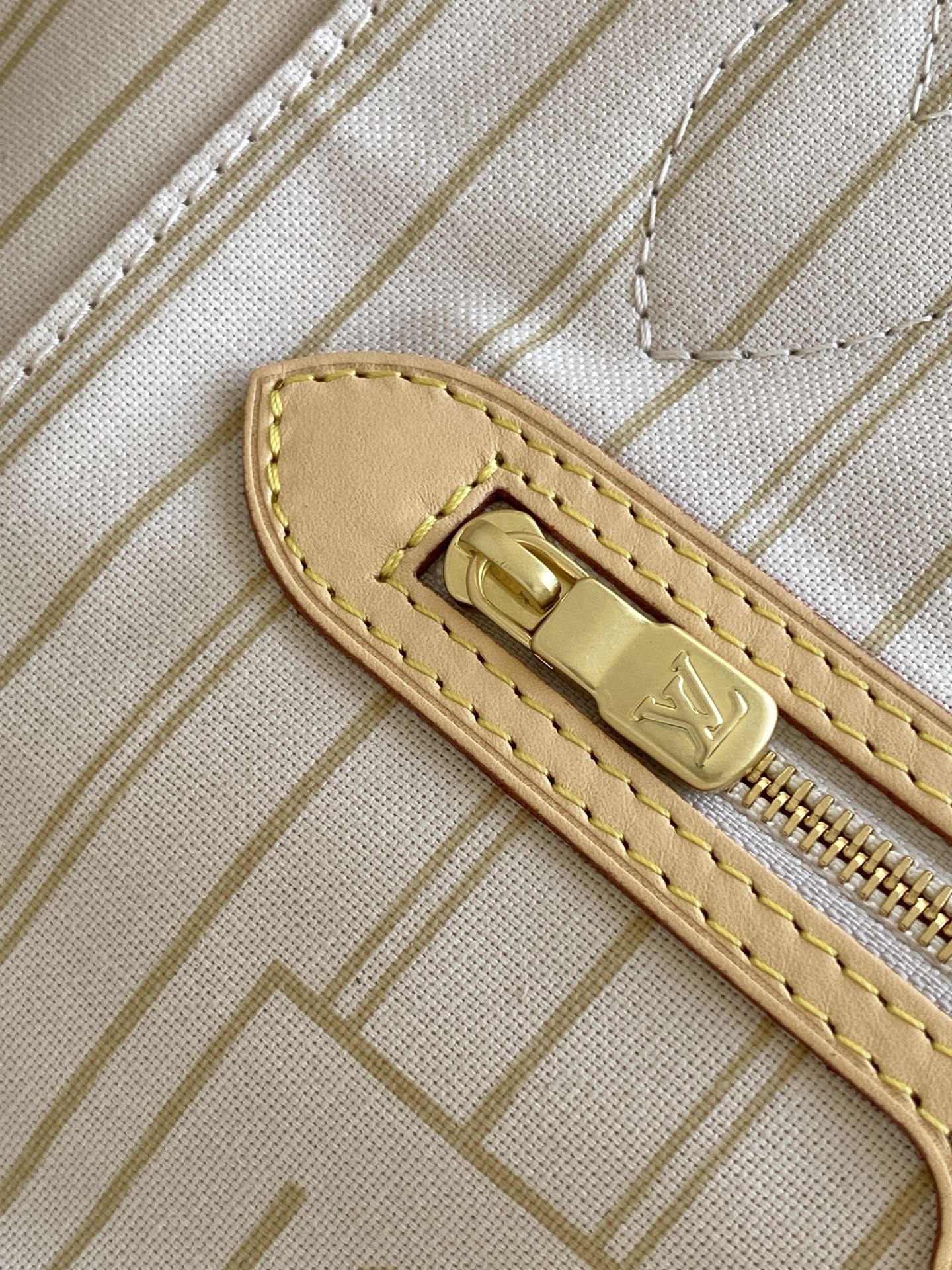 Louis Vuitton Neverfull Small Tote Bag in Damier Ebene Canvas - Image 7