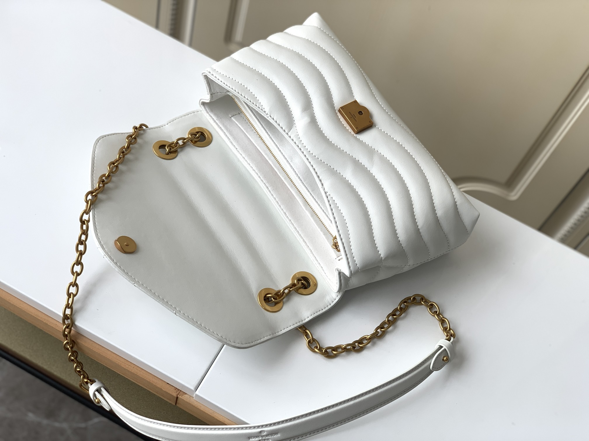 Louis Vuitton New Wave Chain Shoulder Bag M58549 White - Image 7