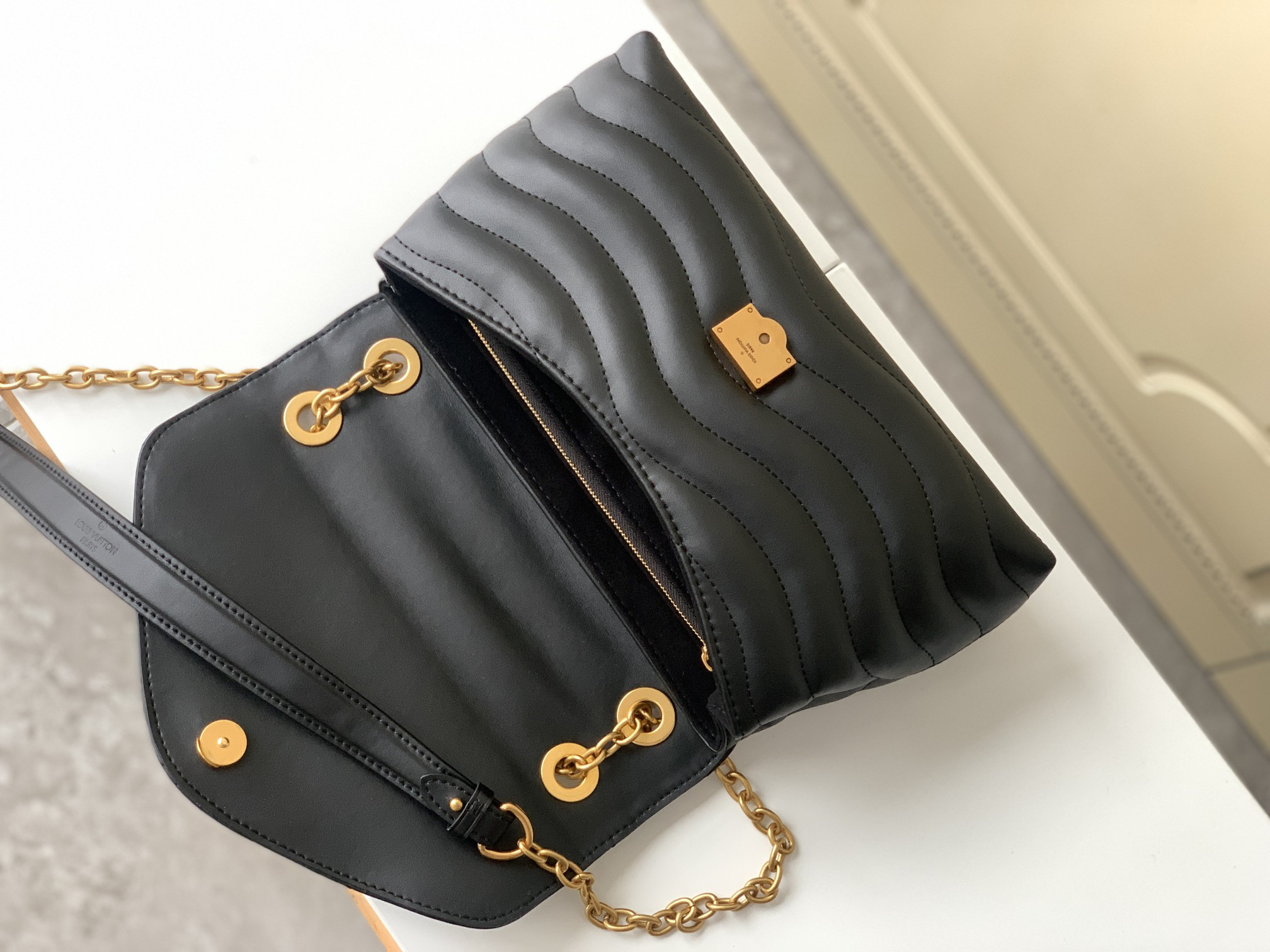 Louis Vuitton New Wave Chain V Shoulder Bag M58552 Black - Image 7