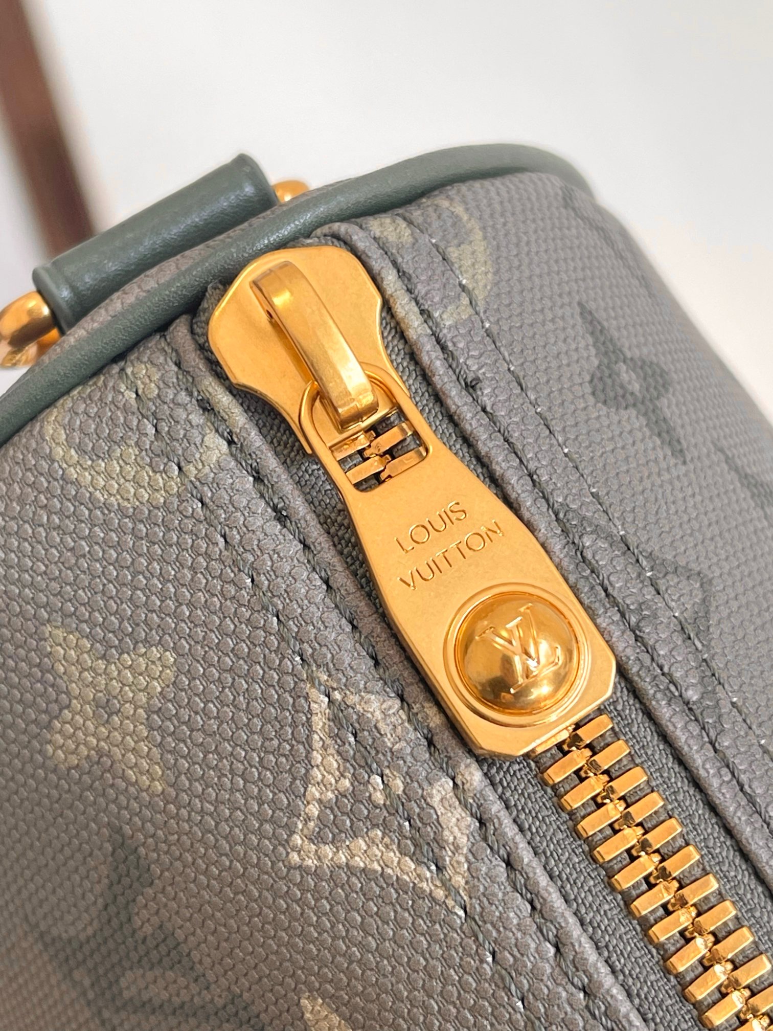 Louis Vuitton Keepall Bandoulière 25 Monogram Surplus Bag - Image 7