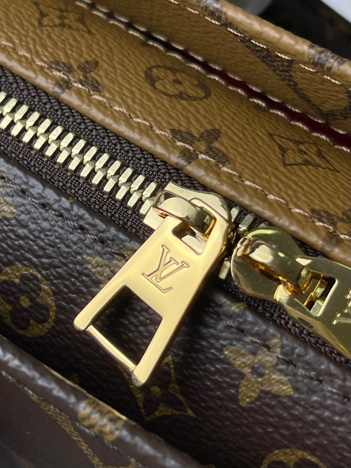 Louis Vuitton OnTheGo East West Tote Bag M46653 in Giant Monogram and Monogram Reverse Canvas - Image 7