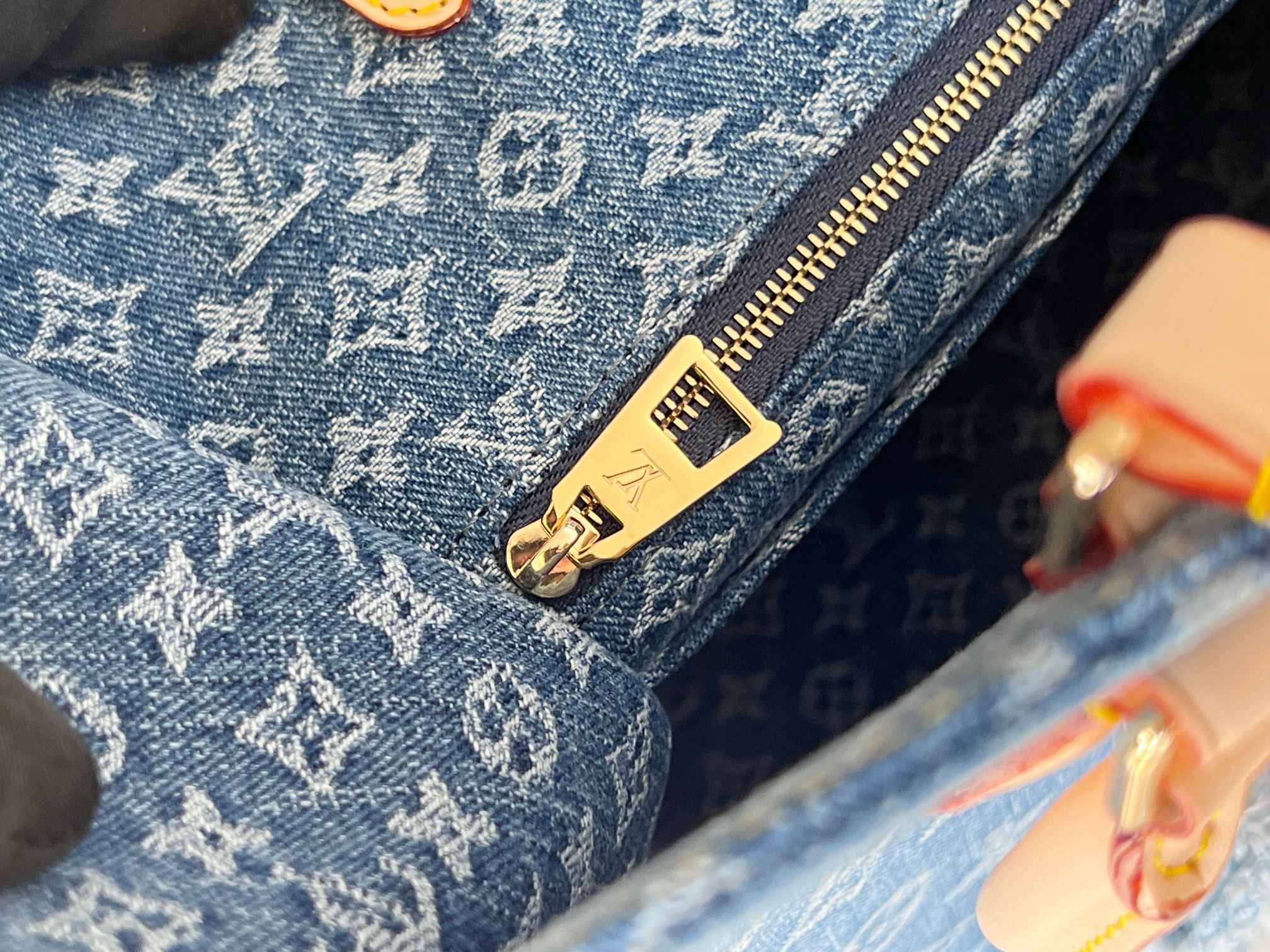Louis Vuitton Onthego Medium Handbag in Blue Denim - Image 7