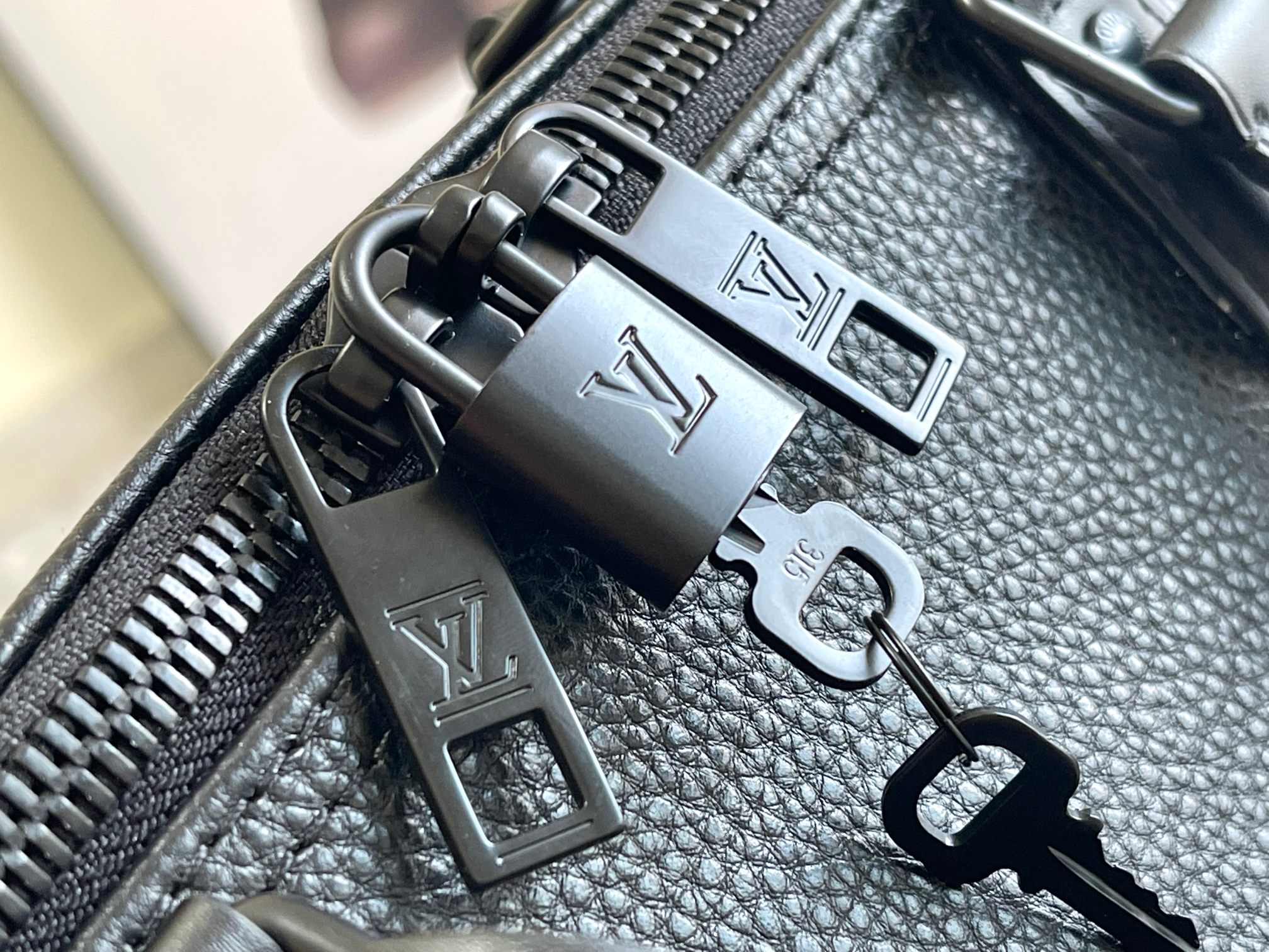 Louis Vuitton Keepall Bandoulière 50 Travel Bag - Image 7