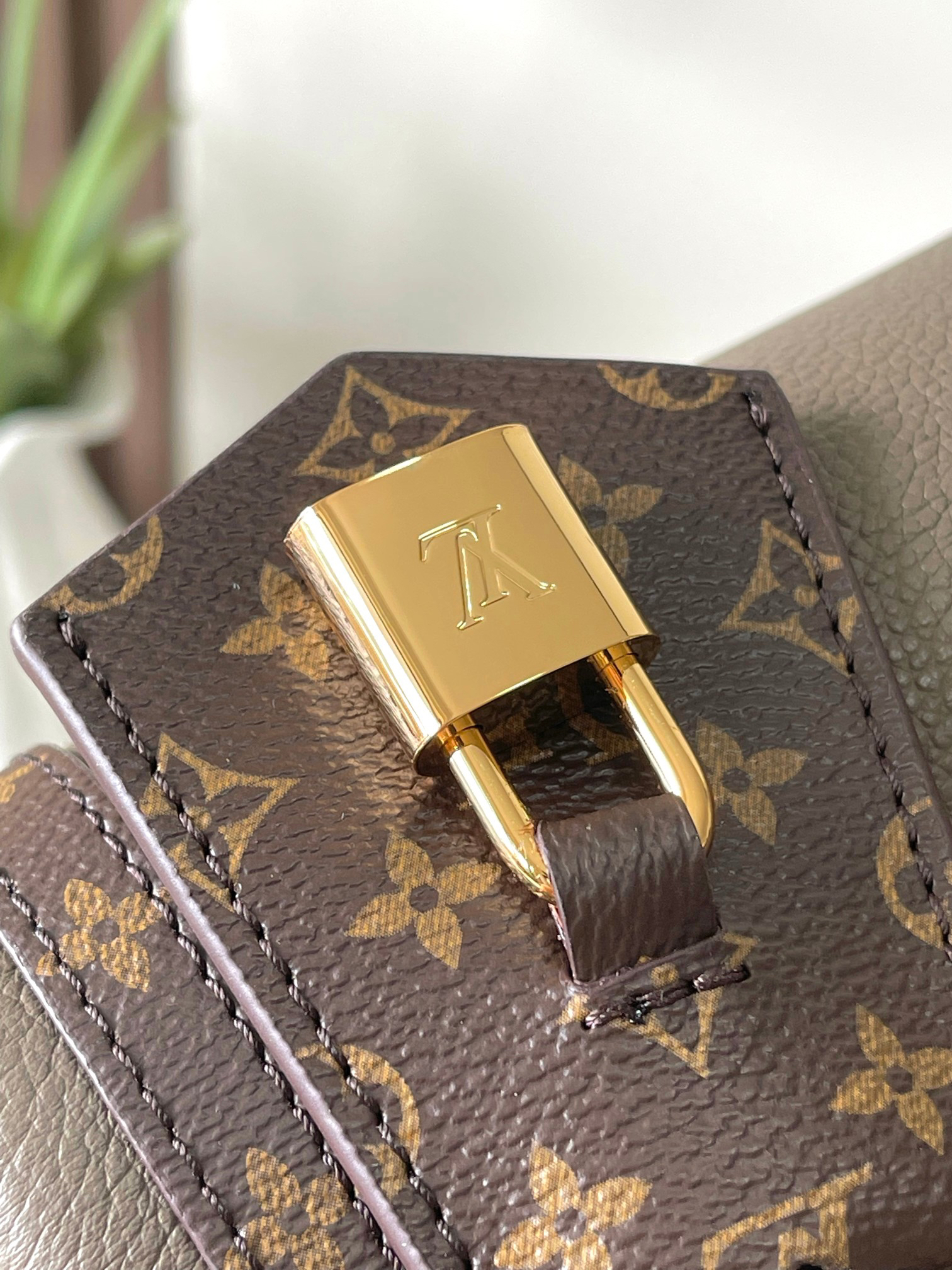 Louis Vuitton Express Small Handbag - Image 7