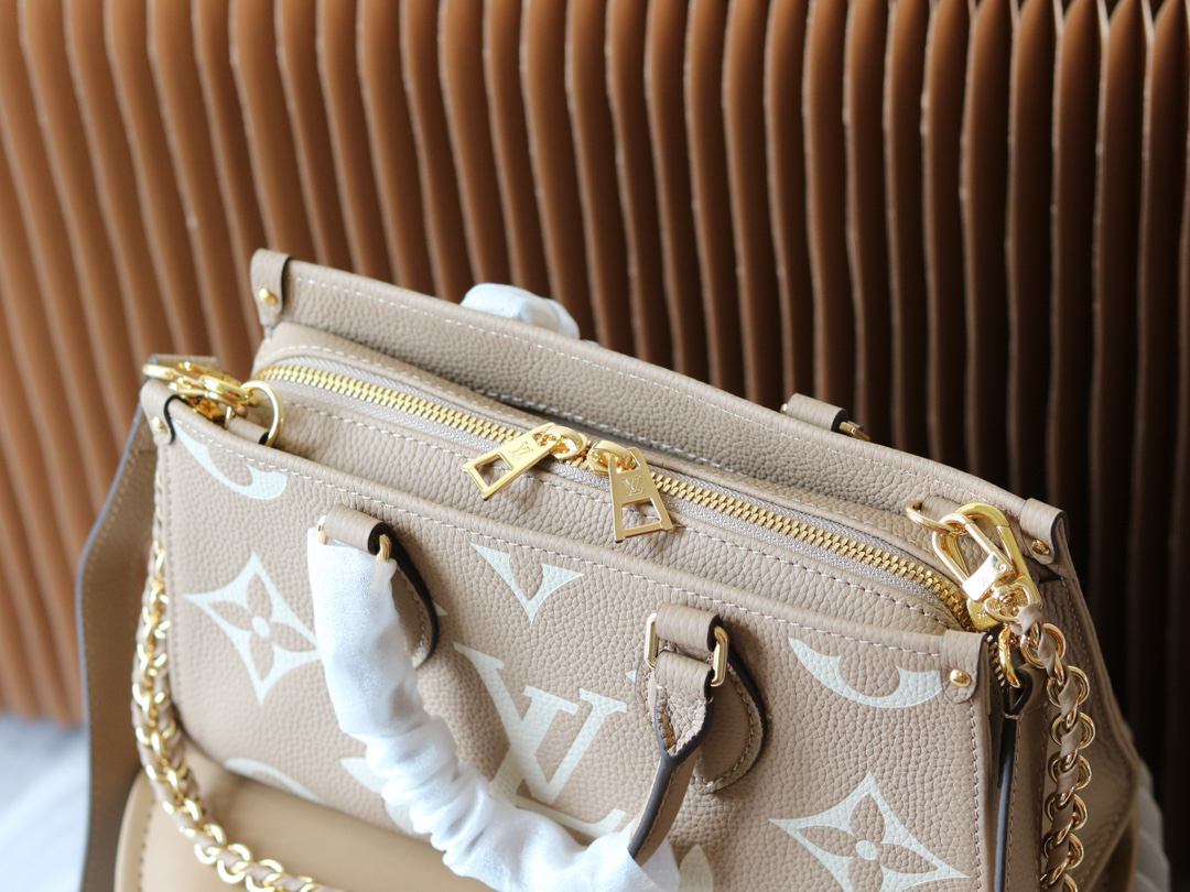 Louis Vuitton OnTheGo Small Tote Bag in Giant Monogram Leather - Image 7