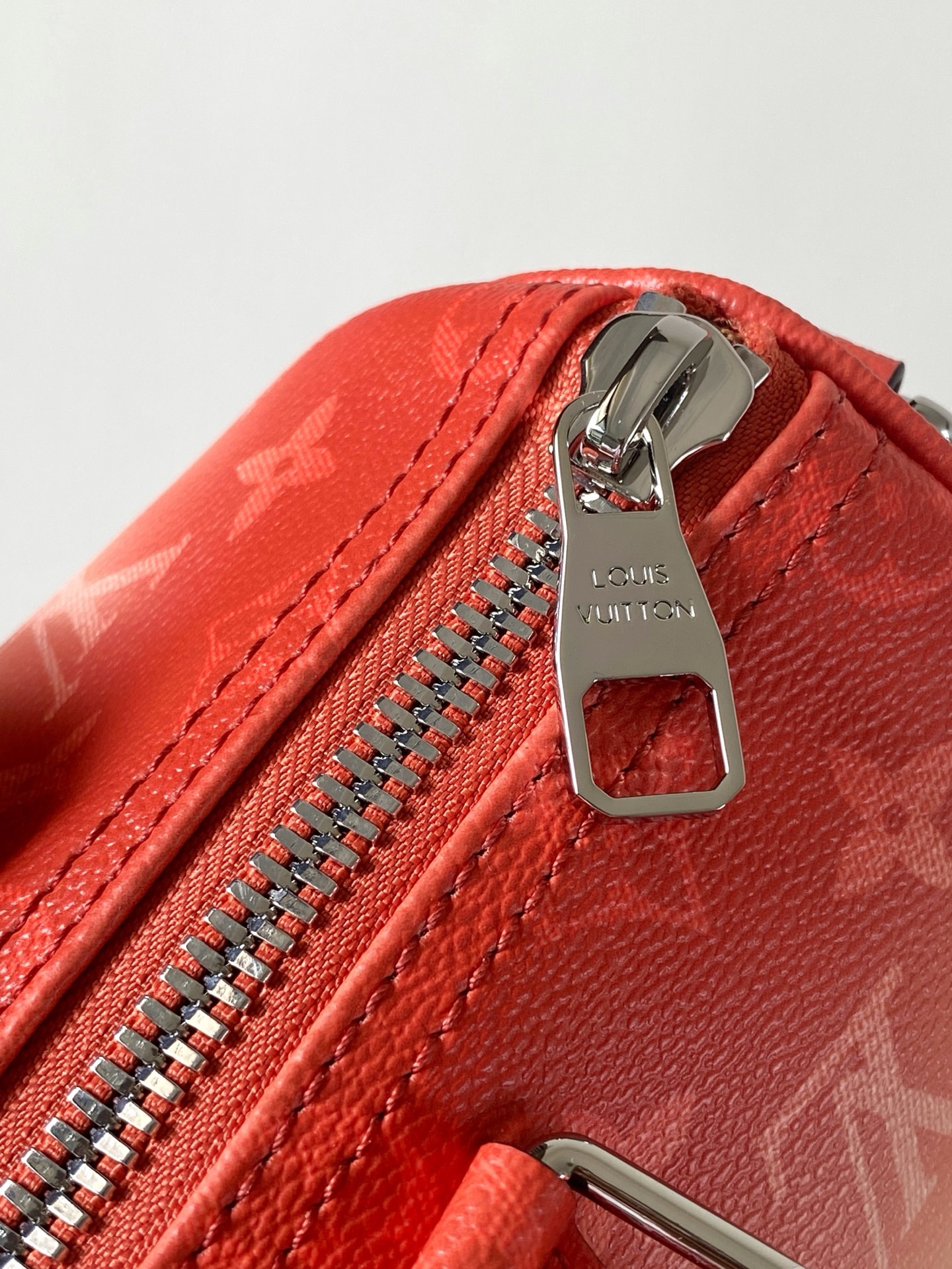 Louis Vuitton Keepall Bandoulière 25 Monogram Surfin' Travel Bag - Image 7