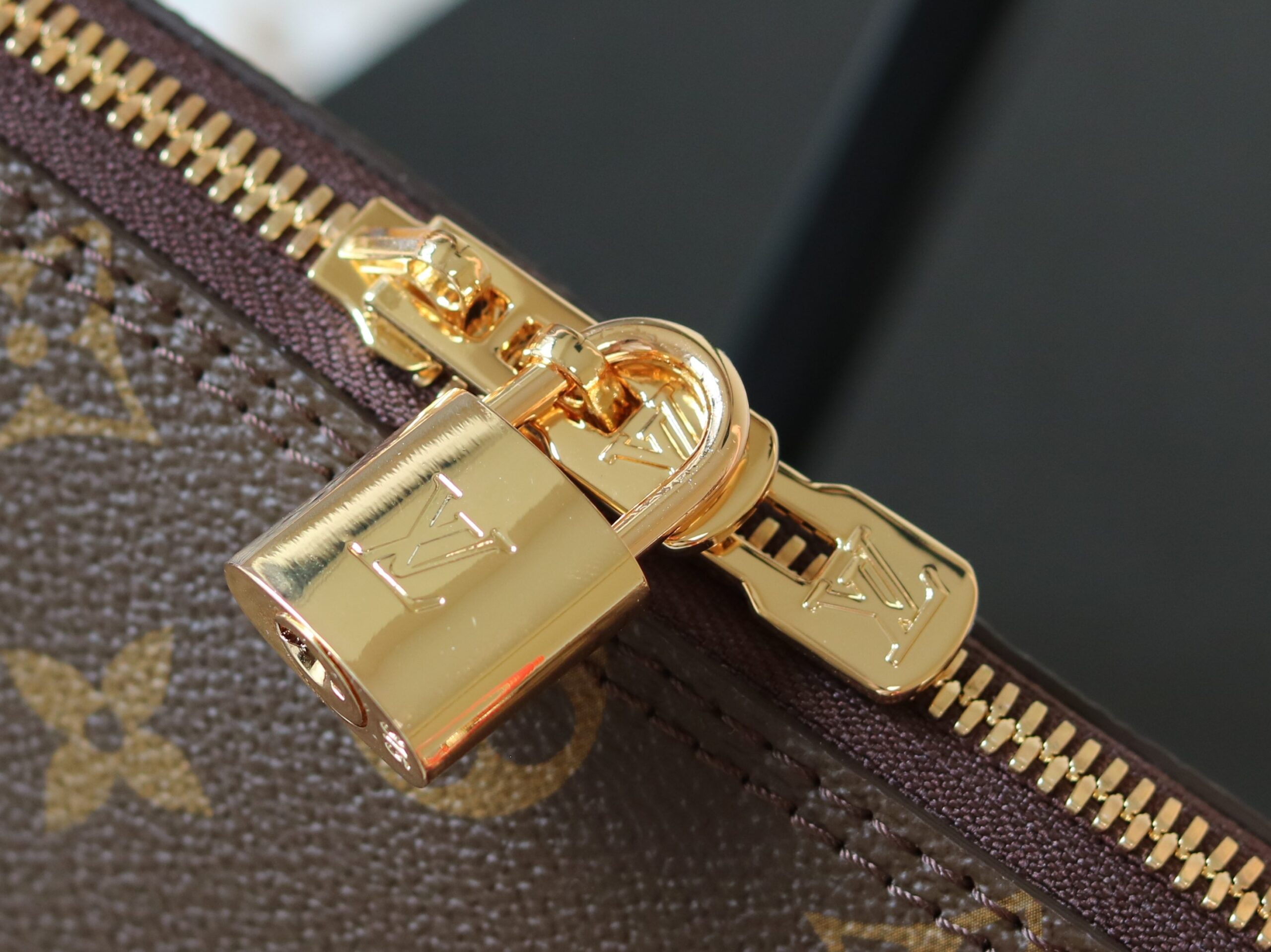 Louis Vuitton Squire East West Handbag M28953 - Image 7