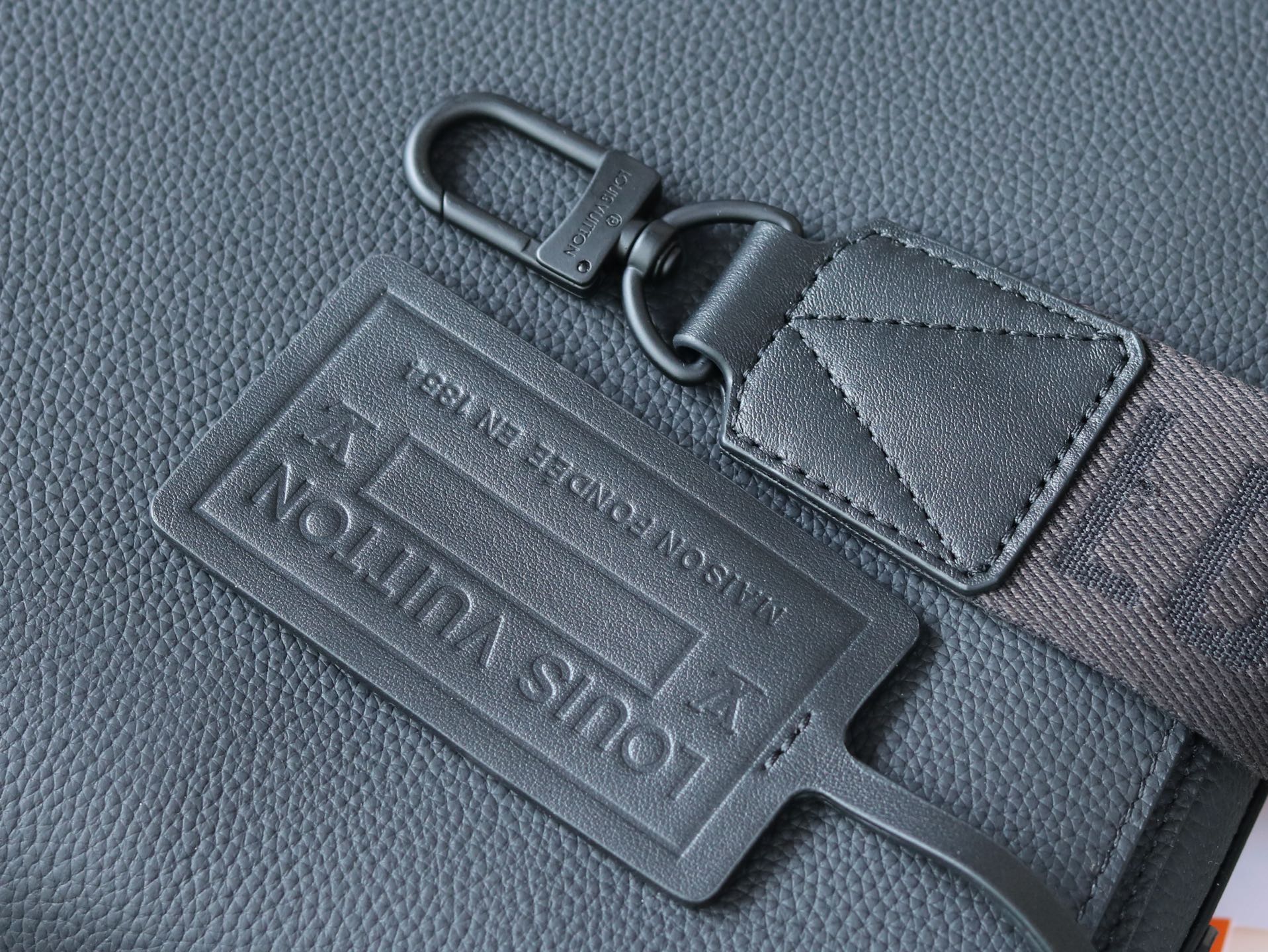 Louis Vuitton Aerogram Leather Messenger Bag - Image 7