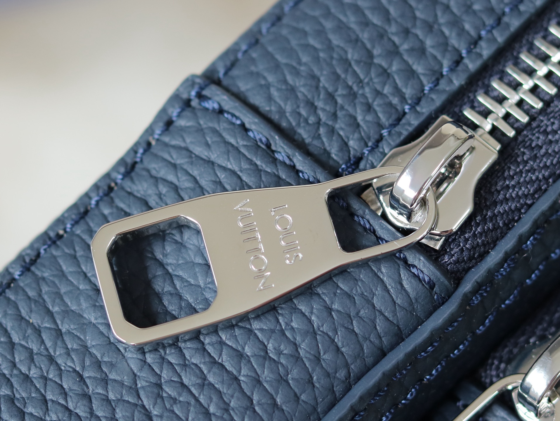 Louis Vuitton Avenue Sling Bag PM in Navy Blue Leather - Image 7
