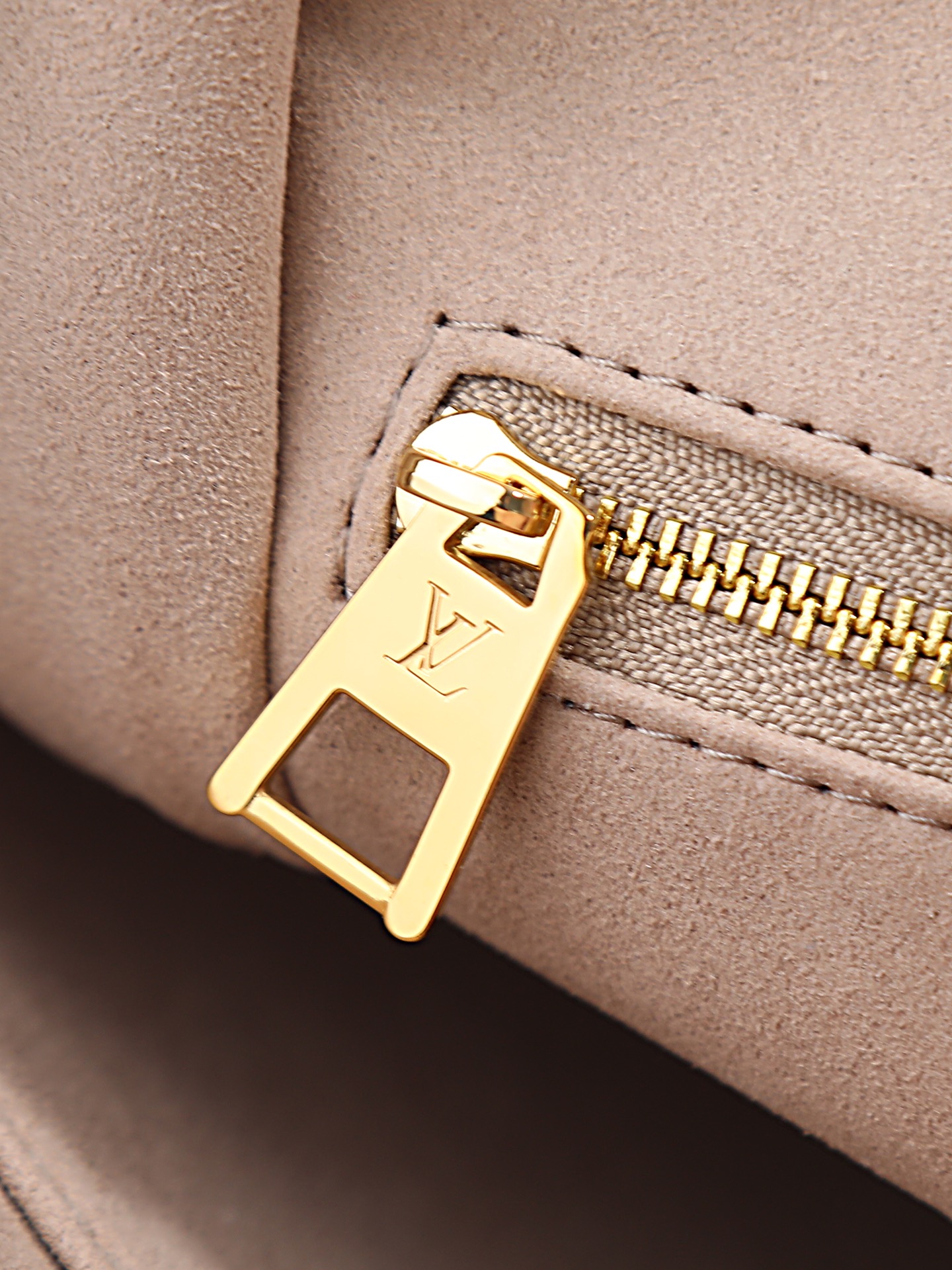 Louis Vuitton Onthego Small Tote Bag in Monogram Empreinte Leather - Image 7