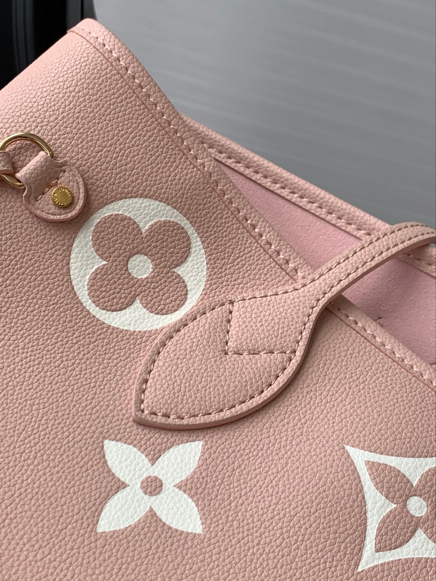 Louis Vuitton Neverfull Medium Shopping Tote with Removable Zip Pouch - Image 7
