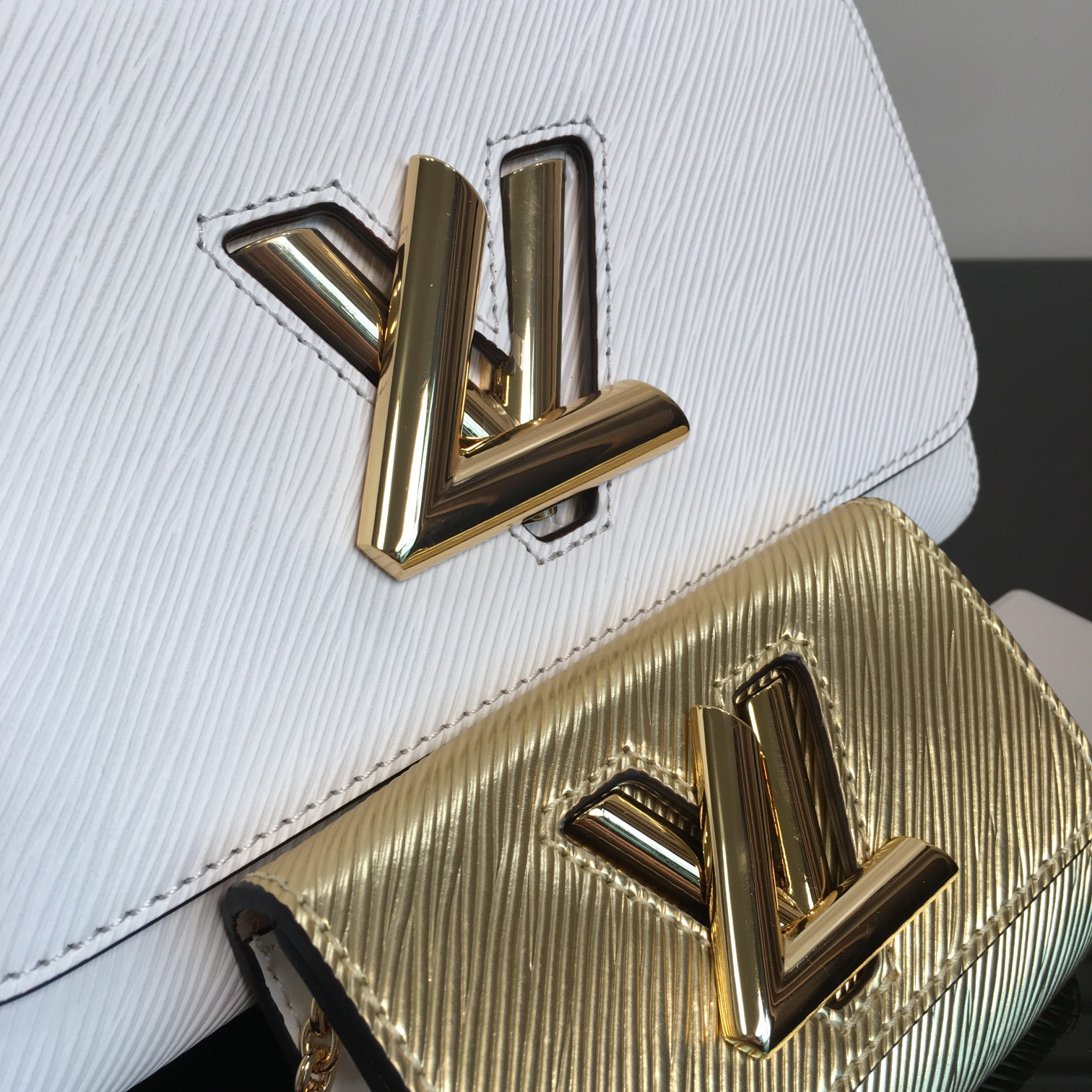 Louis Vuitton Twist Two-Piece Twin Bag in White Wave-Pattern Calfskin - Image 7