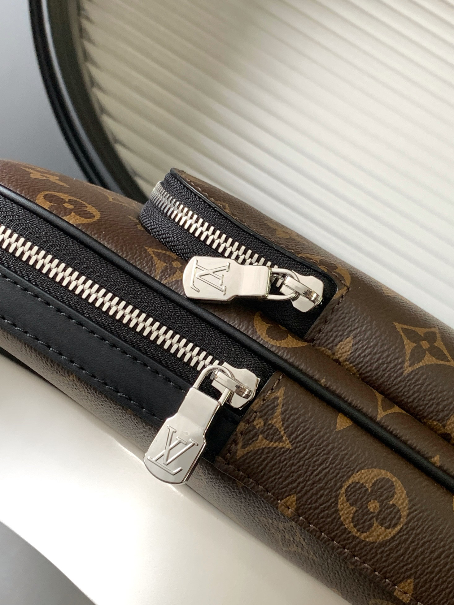 Louis Vuitton Avenue Damier Graphite Crossbody Bag N45302 - Image 7