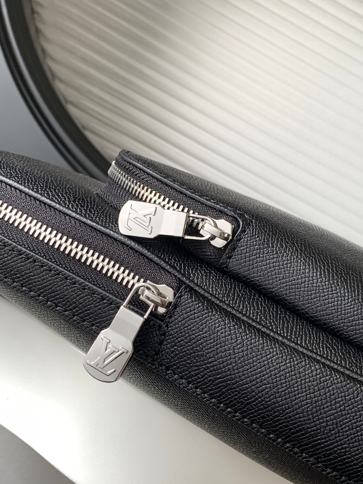Louis Vuitton Avenue Shoulder Bag in Damier Graphite Canvas - Image 7
