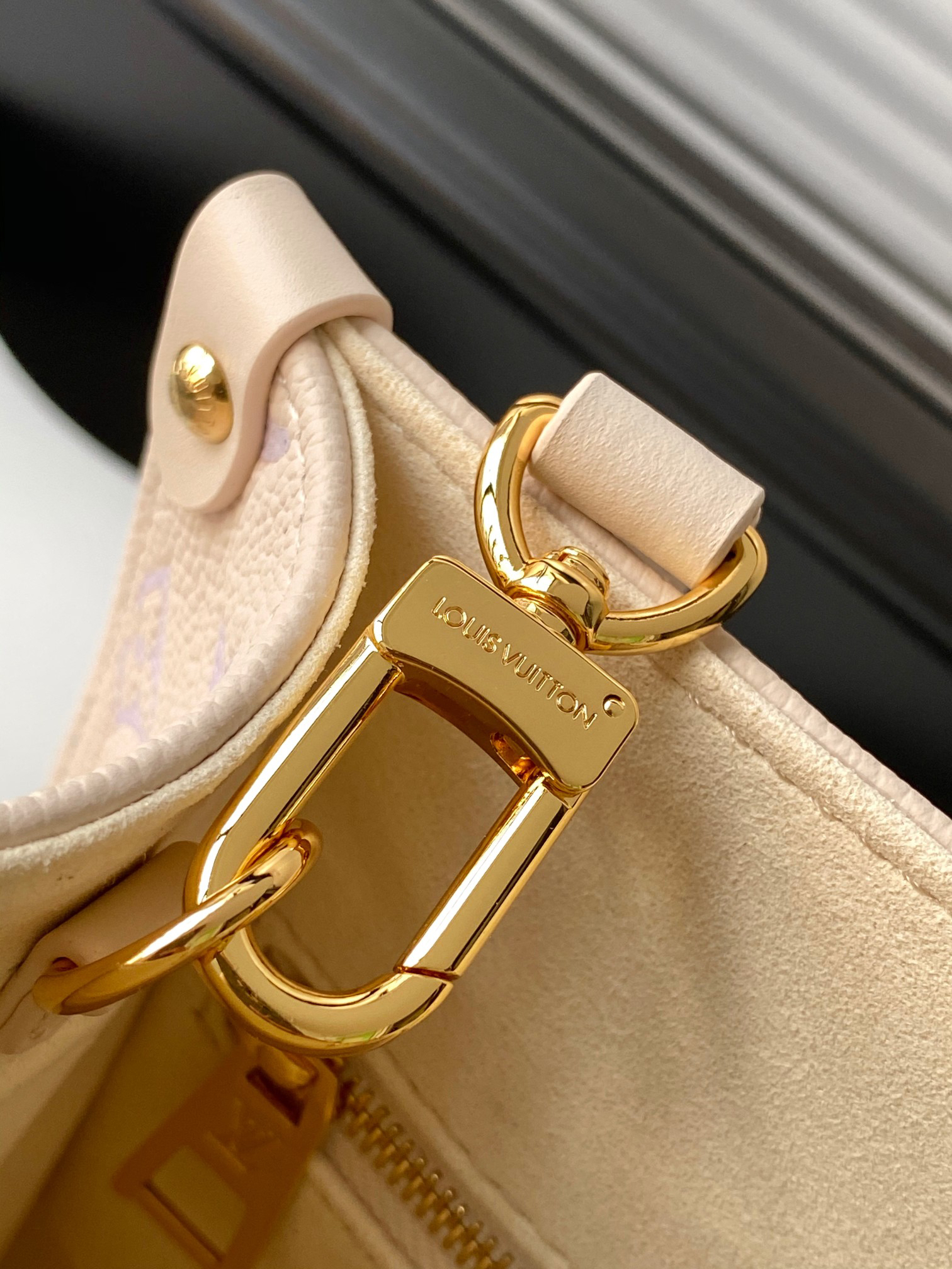 Louis Vuitton OnTheGo Small Handbag M25770 in White Gradient Leather - Image 7