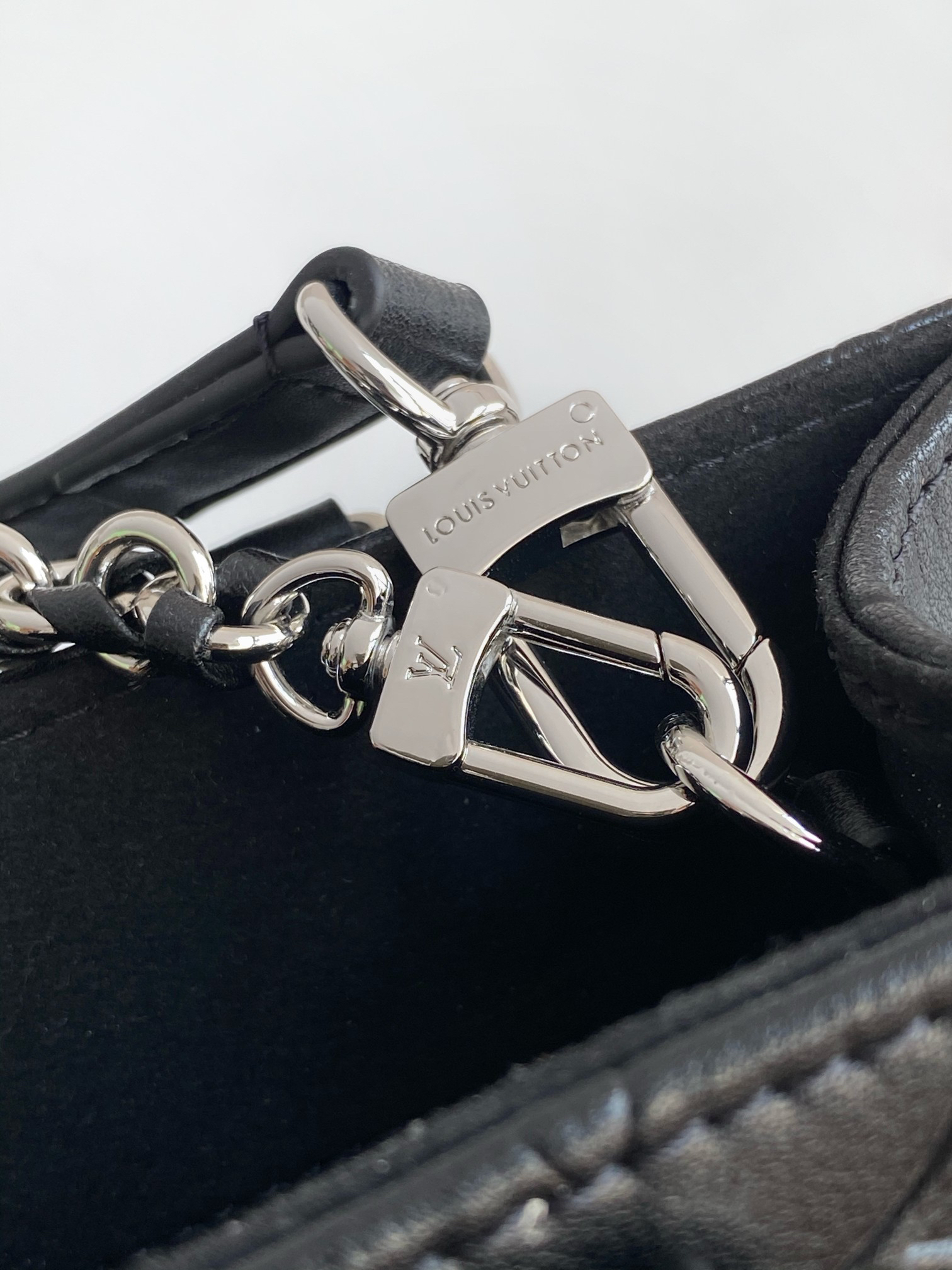 Louis Vuitton OnTheGo Small Handbag in Monogram Bold Leather - Image 7