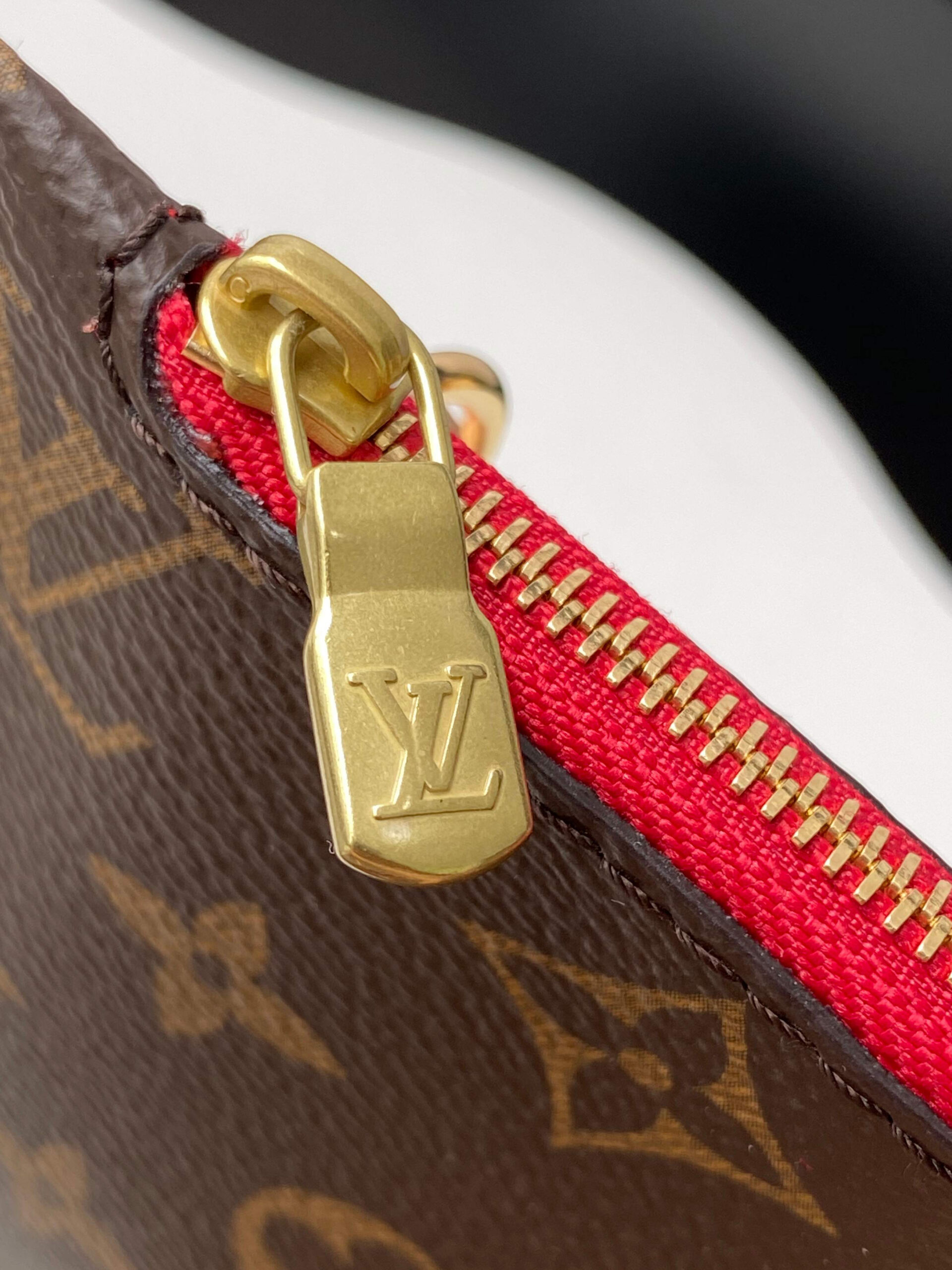 Louis Vuitton Neverfull Small Tote Bag in Damier Ebene Canvas - Image 7