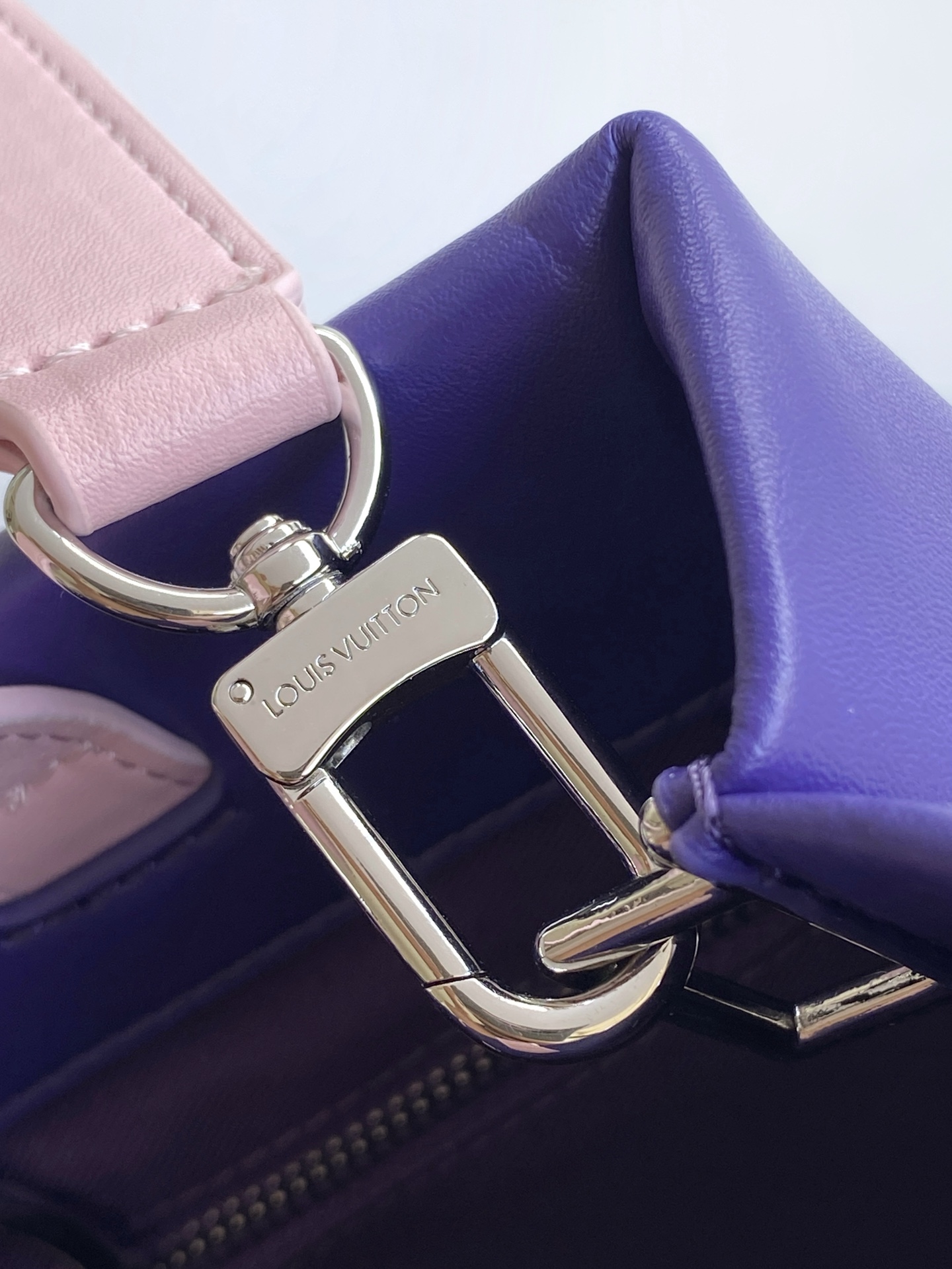 Louis Vuitton Medium Leather Handbag with Detachable Shoulder Strap - Image 7
