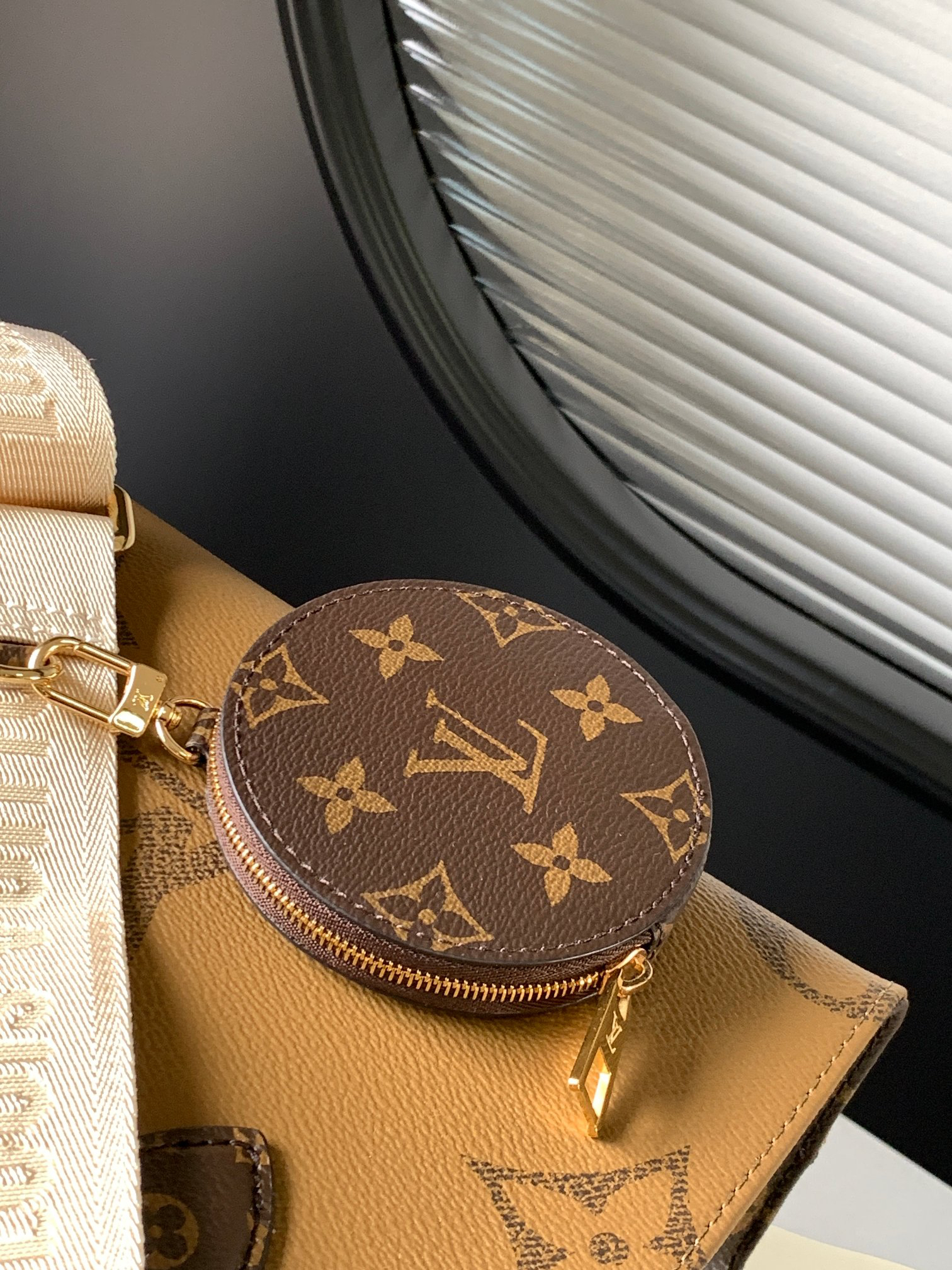 Louis Vuitton OnTheGo Small Handbag M46373 - Image 7