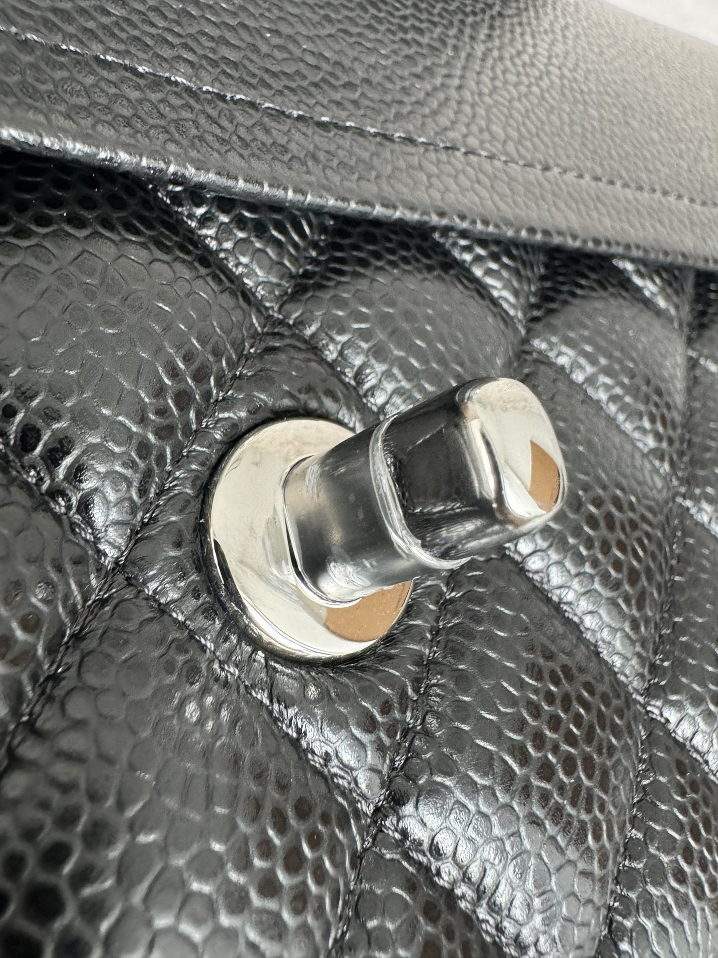 Chanel Small Classic Litchi-Grain Leather Crossbody Bag - Image 7