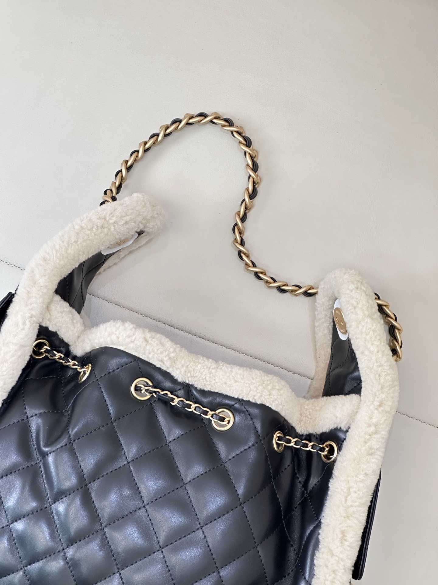 Chanel 25 Lambswool Hobo Handbag - Image 7